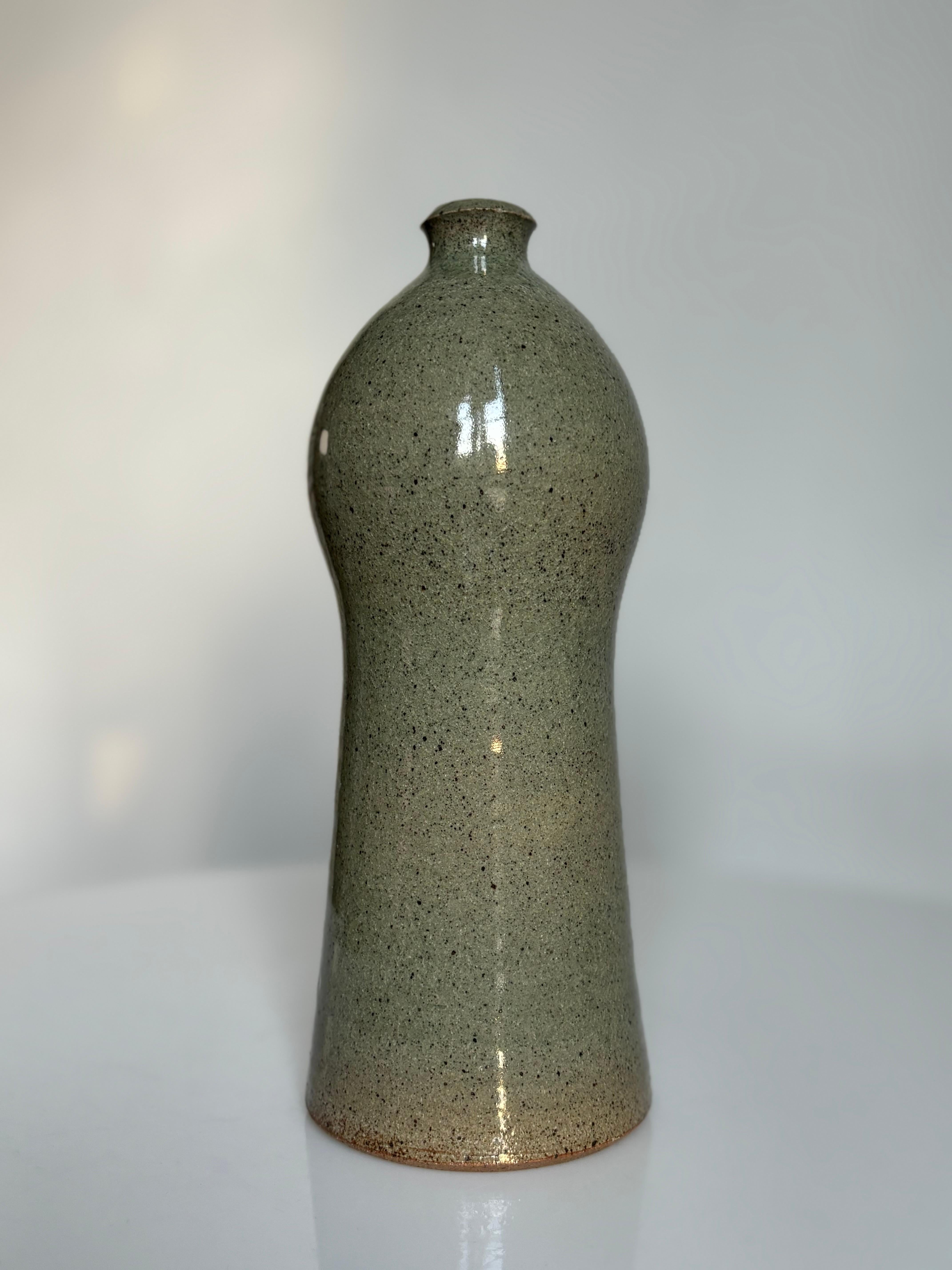 Vase en forme de bouteille organique, vert Sage, Danemark, années 1970 en vente 4