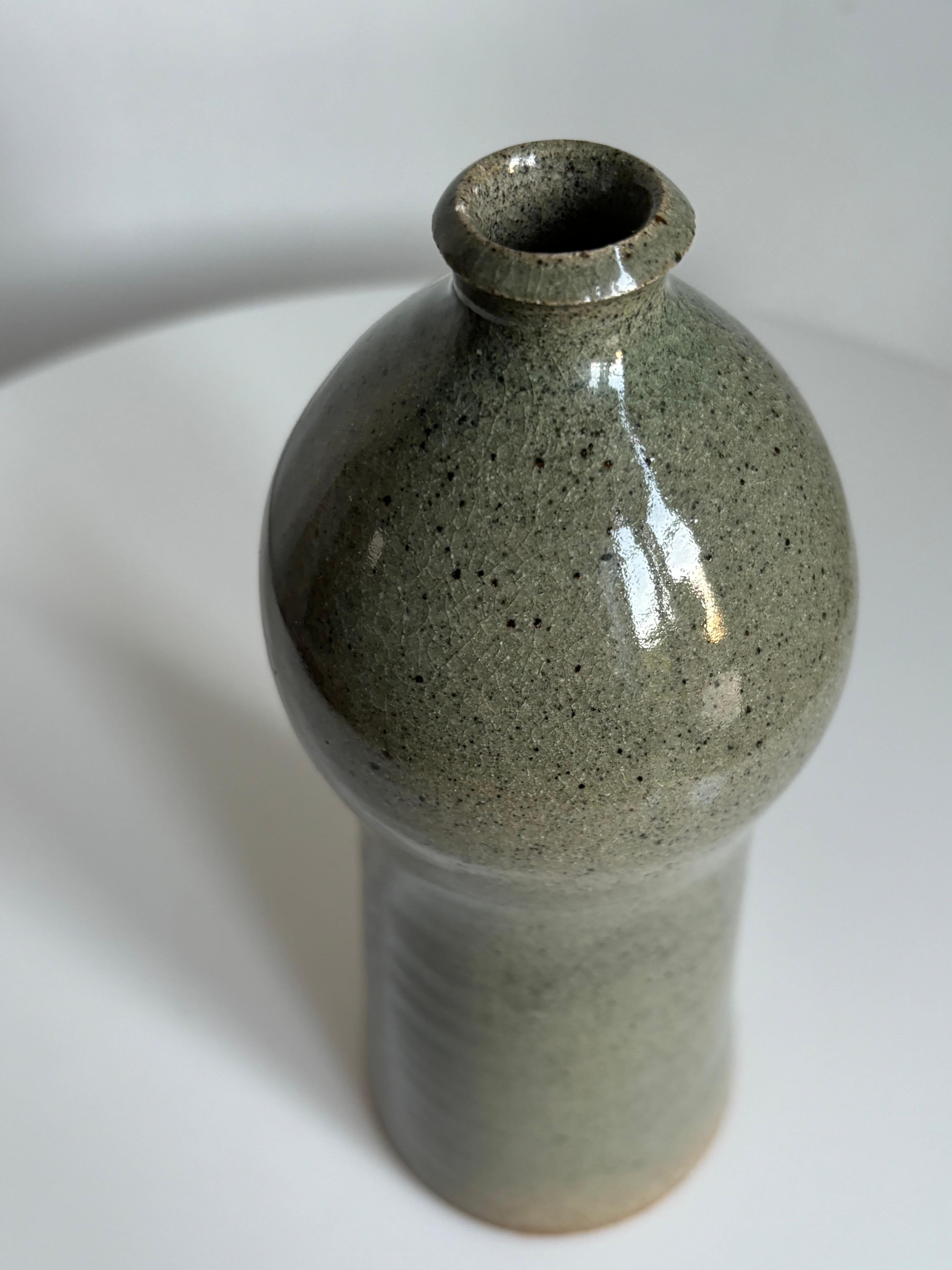 Danois Vase en forme de bouteille organique, vert Sage, Danemark, années 1970 en vente