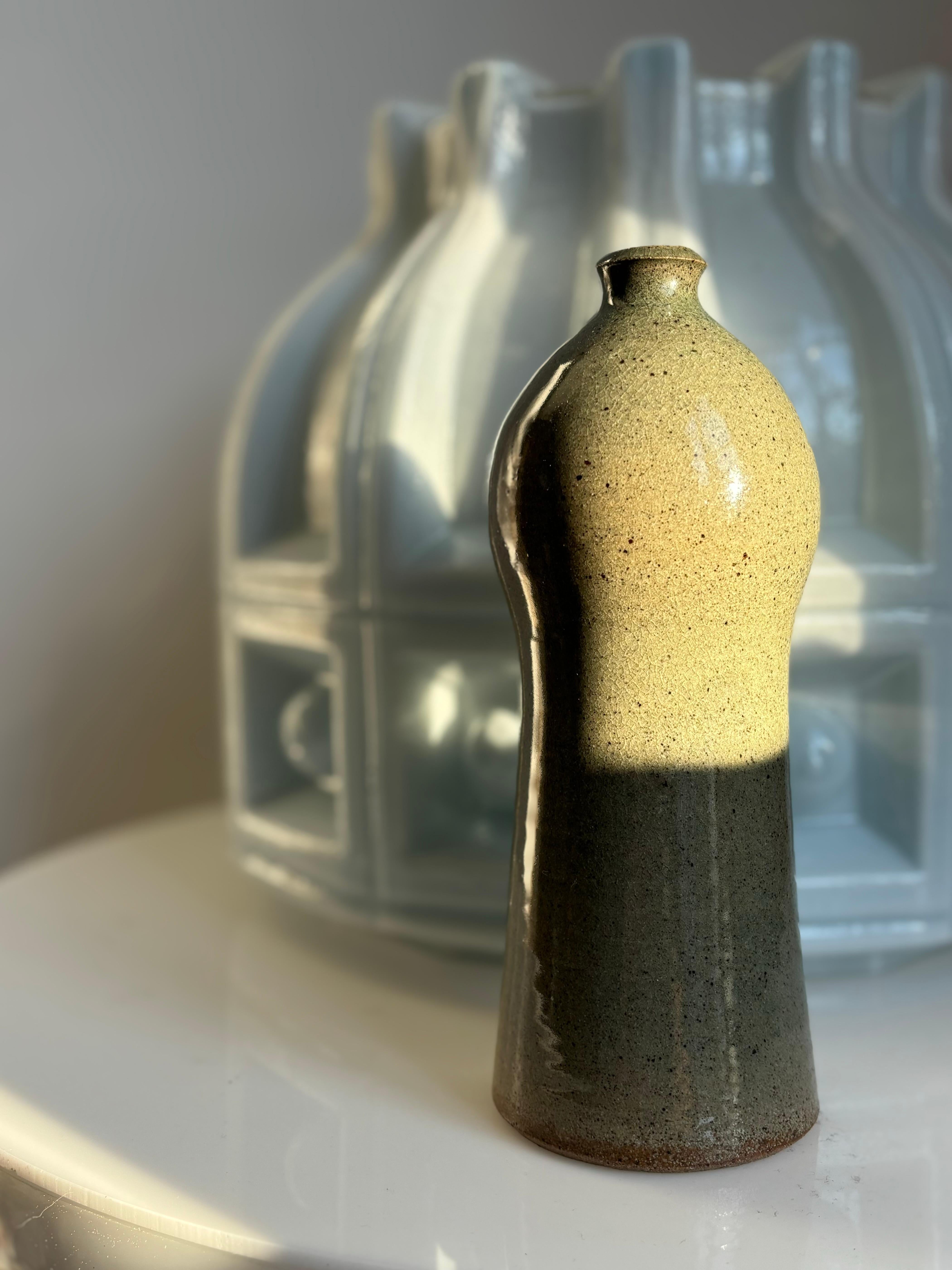 Vernissé Vase en forme de bouteille organique, vert Sage, Danemark, années 1970 en vente