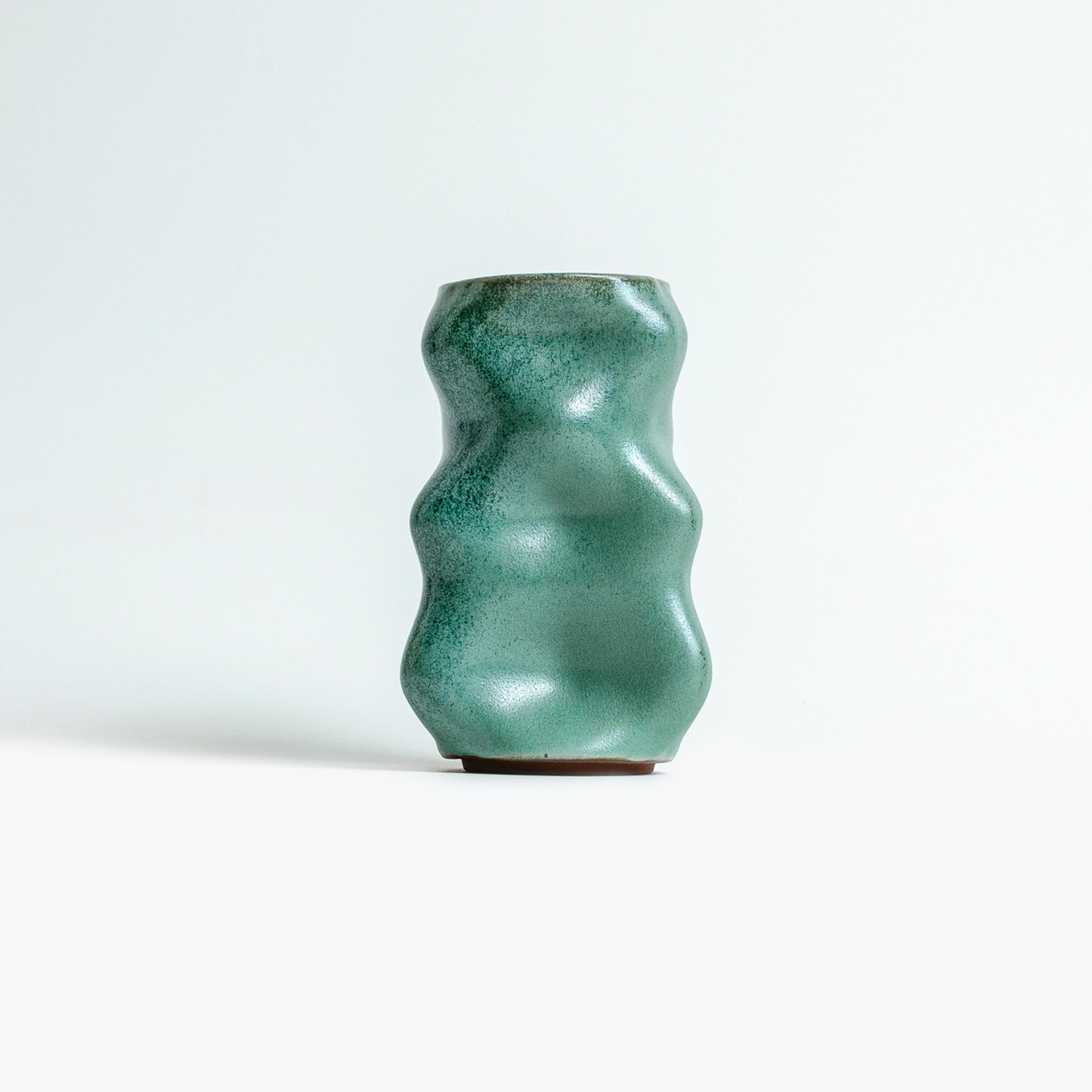Nomad ist ein modulares System von Vasen, das unendlich viele Verwendungsmöglichkeiten bietet. Die Module wurden so konzipiert, dass sie entweder allein funktionieren oder vertikal (Totem) oder horizontal zusammengefügt werden können, um die