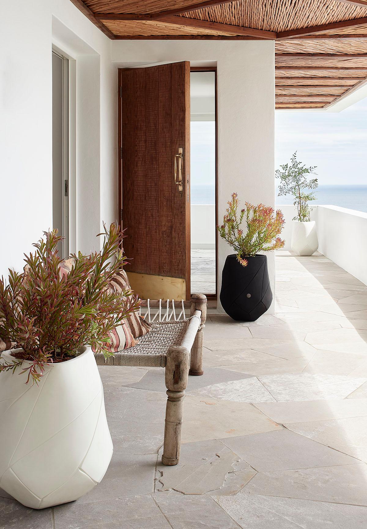 Bhaca Medium Sandstone Planter by Indigenus en vente 3
