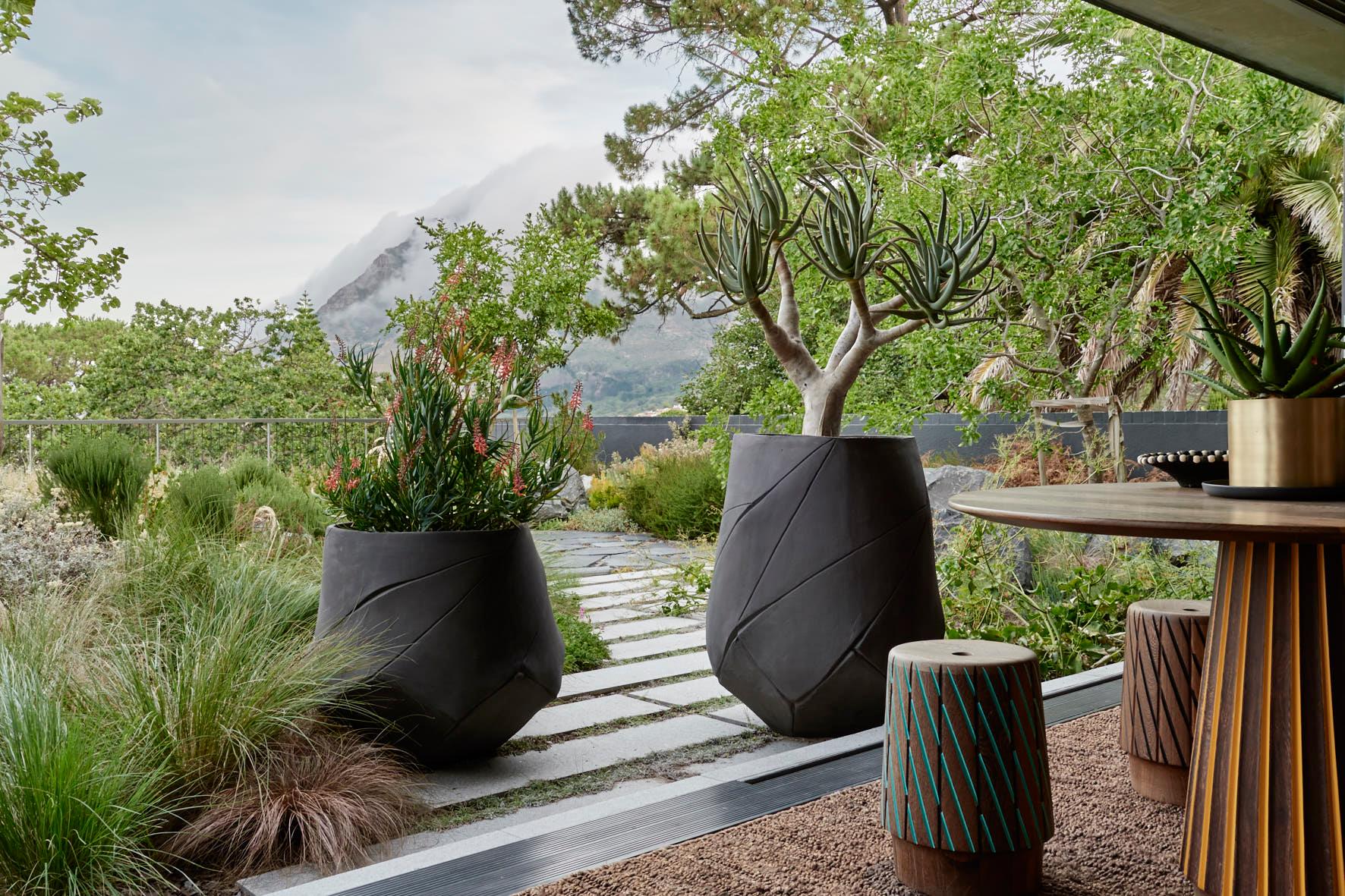 Bhaca Medium Sandstone Planter by Indigenus
Conçu par Andile Dyalvane
Dimensions : Ø 77,9 x H 95,3 cm : Ø 77,9 x H 95,3 cm.
MATERIAL : Pierre.
Poids : 80 kg.

Différentes couleurs et tailles sont disponibles. Veuillez nous contacter.

Le Bhaca est