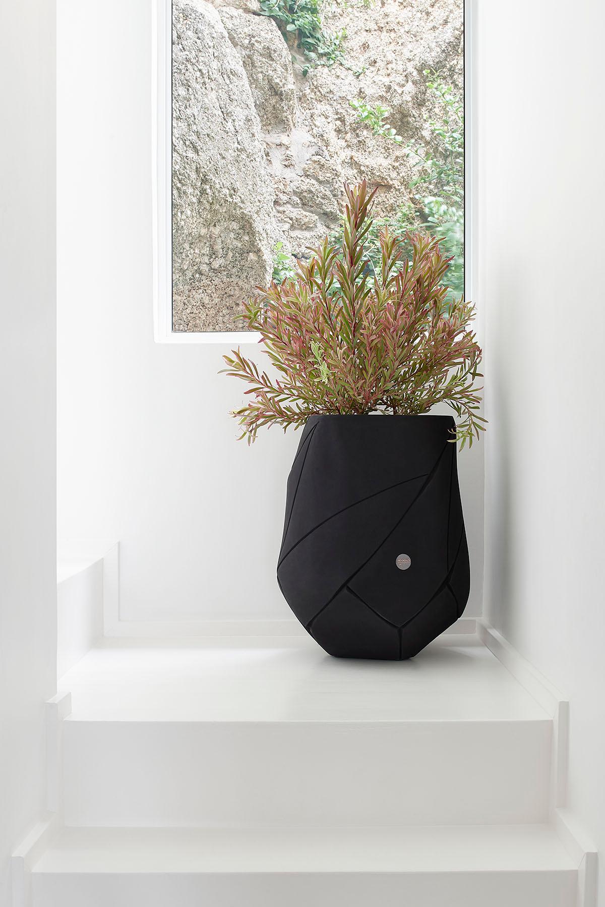 Bhaca Medium Sandstone Planter by Indigenus en vente 1