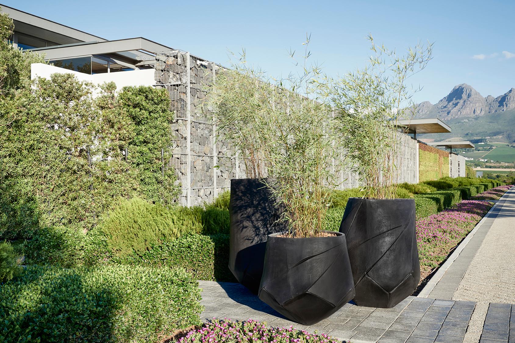 Jardinera Bhaca Pequeña Marrón by Indigenus Siglo XXI y contemporáneo en venta