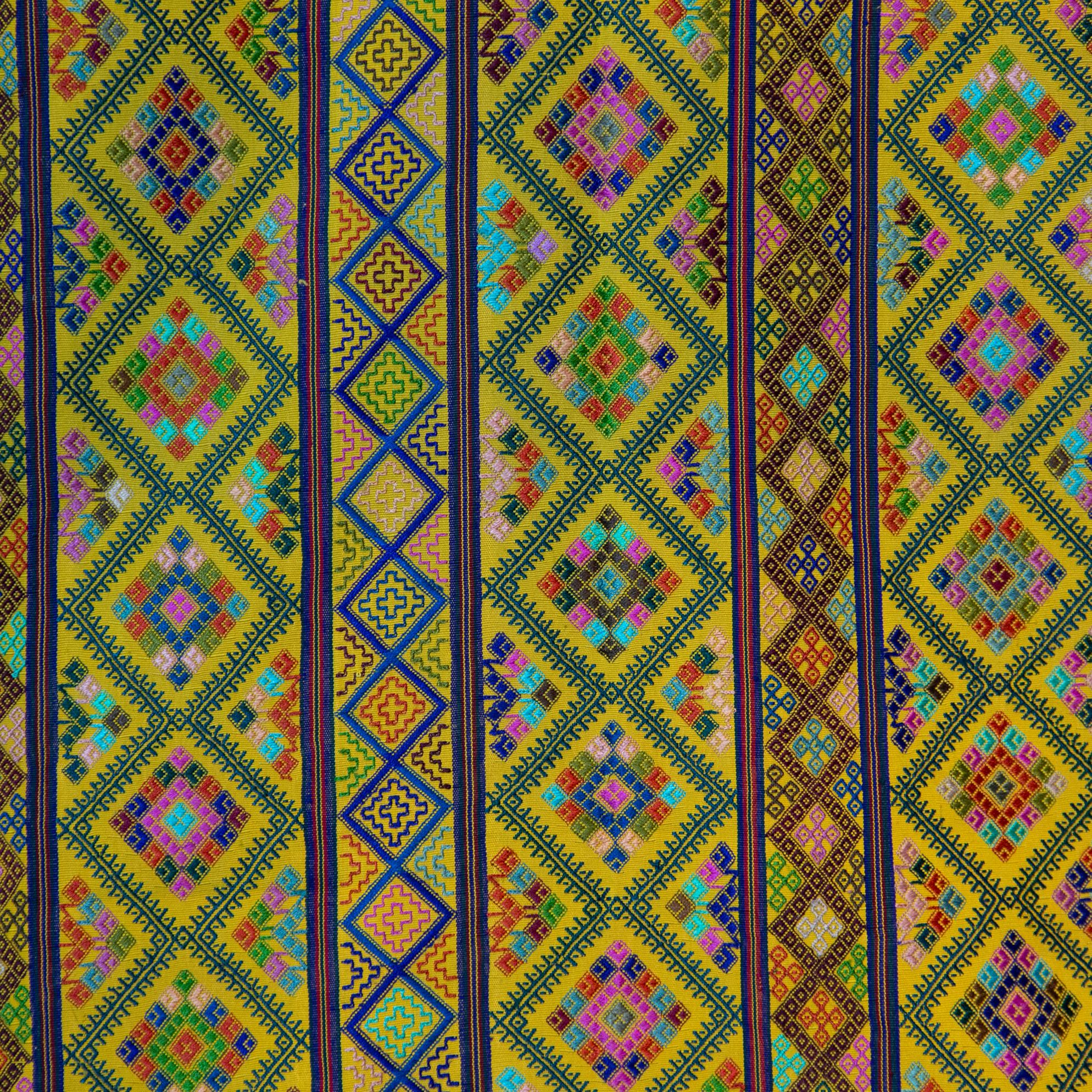 Kira-Textil aus bhutanischer Seide, mehrfarbig auf Gelb, von den königlichen Webern gewebt  (Bhutanisch) im Angebot
