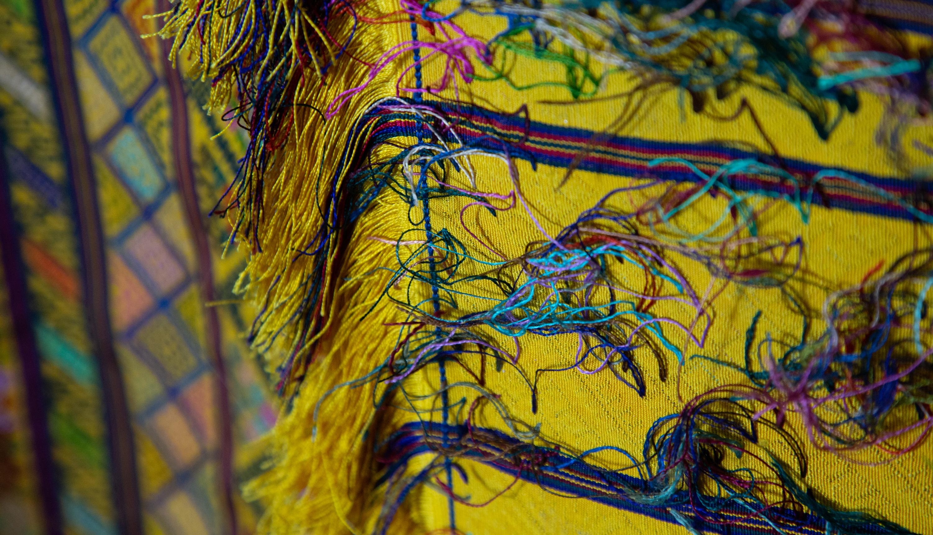 Kira-Textil aus bhutanischer Seide, mehrfarbig auf Gelb, von den königlichen Webern gewebt  (Gewebt) im Angebot
