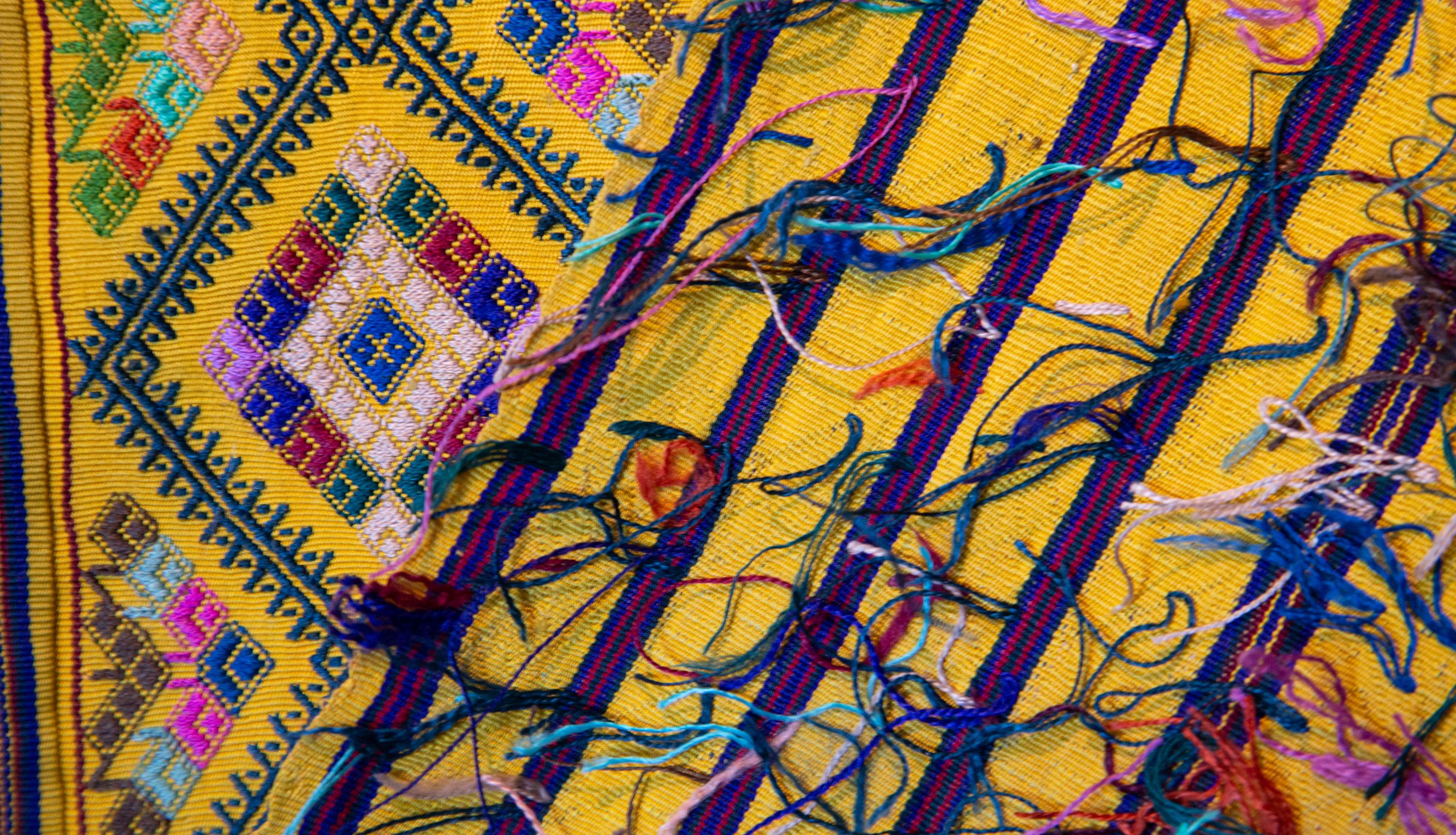 Kira-Textil aus bhutanischer Seide, mehrfarbig auf Gelb, von den königlichen Webern gewebt im Zustand „Gut“ im Angebot in New York, NY