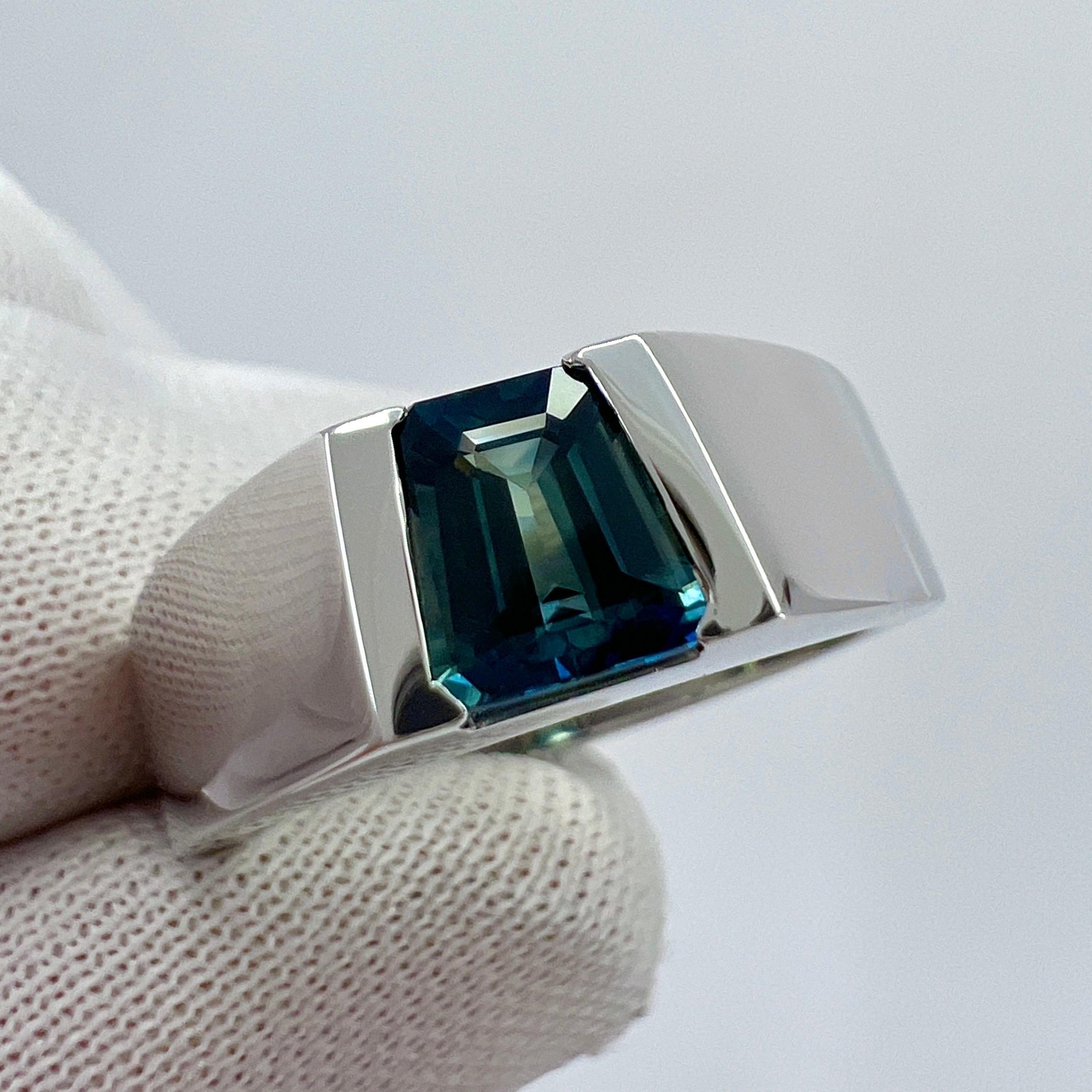 Siegelbandring aus 18 Karat Weißgold mit zweifarbigem blau-grünem australischem Saphir im Fancy-Schliff 7