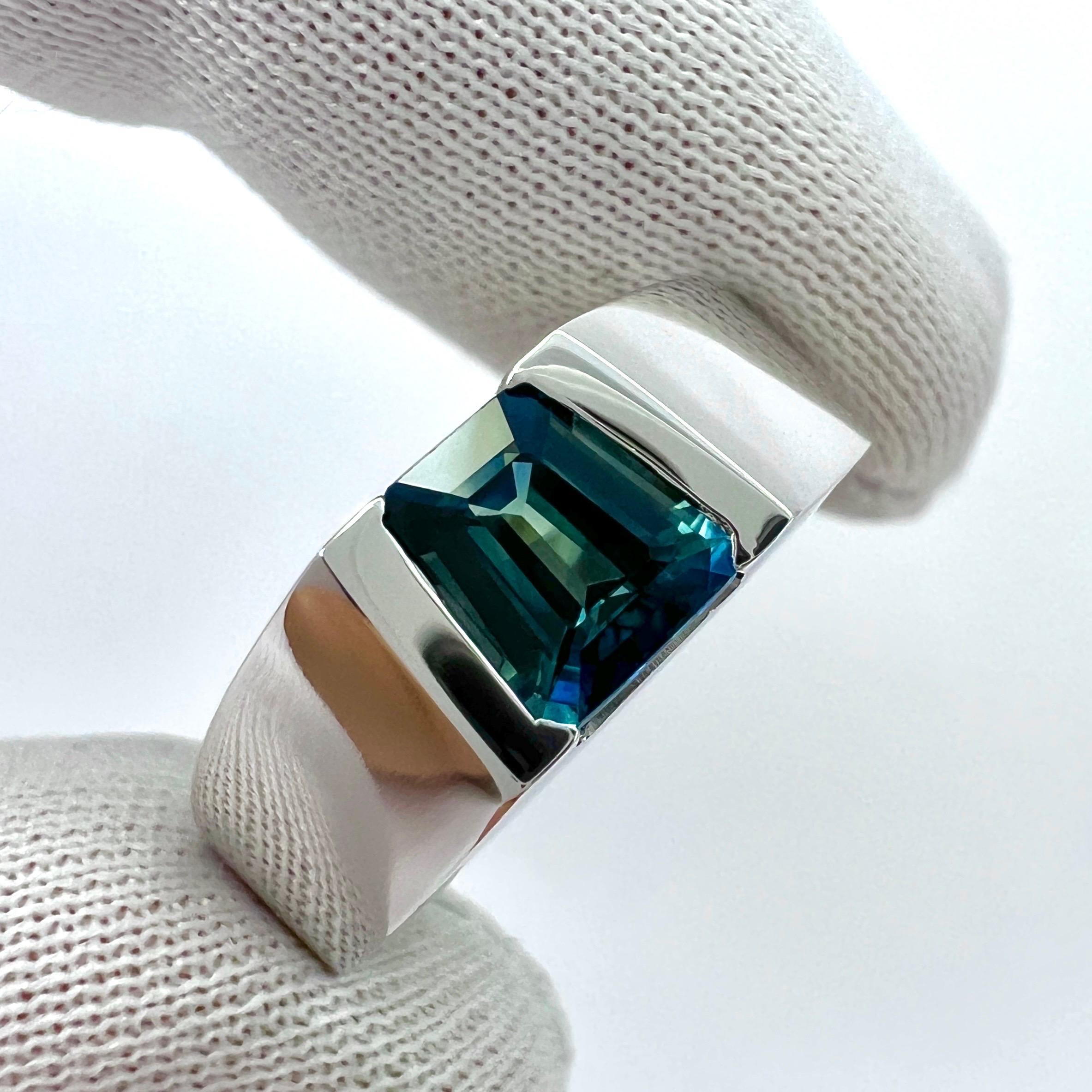 Einzigartiger natürlicher zweifarbiger australischer Saphir 18k Weißgold Solitär Signet Band Ring.

Einzigartiger australischer Saphir von 1.05 Karat mit einem atemberaubenden grün-blauen Bicolor-Effekt. Sehr selten bei natürlichen Saphiren.
Auch