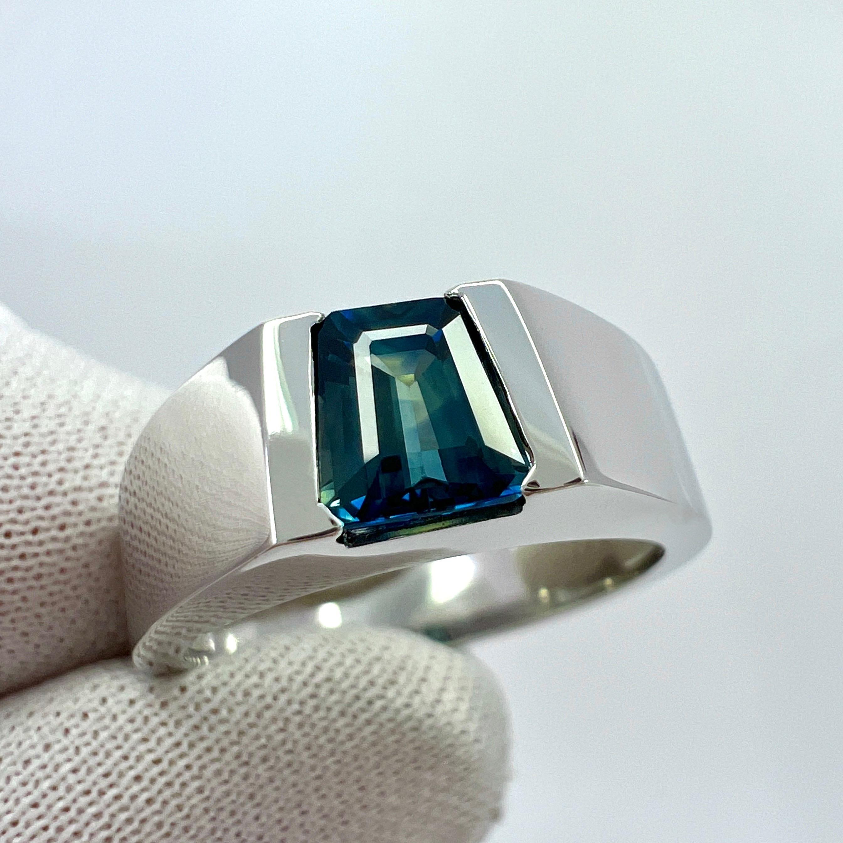 Siegelbandring aus 18 Karat Weißgold mit zweifarbigem blau-grünem australischem Saphir im Fancy-Schliff (Trapezschliff)
