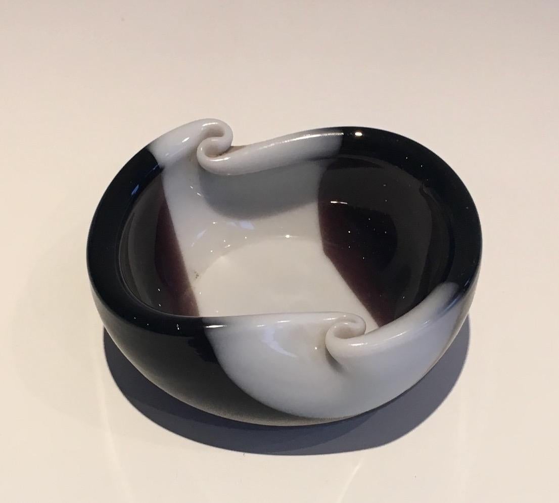 Vide-Poche aus zweifarbigem Glas, französisches Werk, um 1970 im Angebot 1