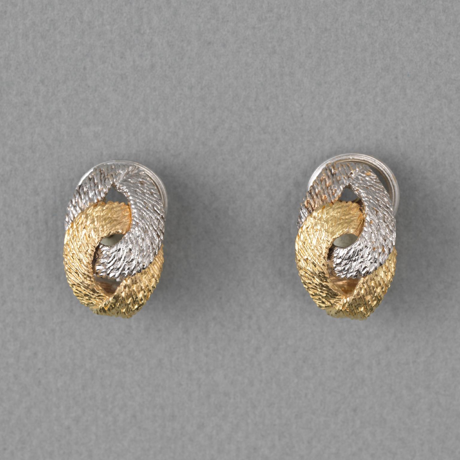A pair if bi-color gold ear clips, master mark: Georges Lenfant and retailed by Gübelin, France, circa 1970.

weight: 19.4 gram.
dimensions: 2.3 x 1.5 cm.