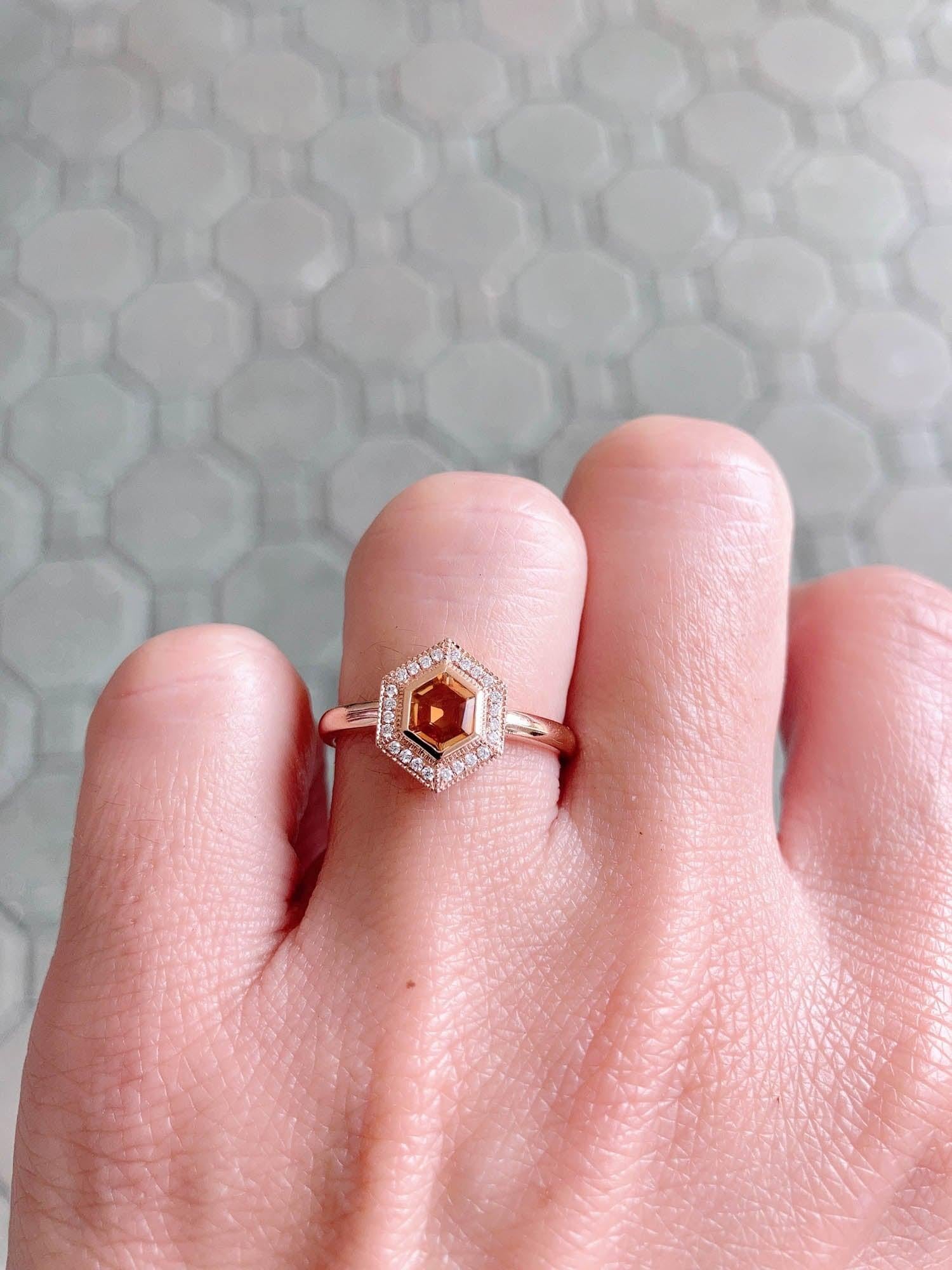Bi-Color Hexagon Montana Saphir Diamant Halo 14k Rose Gold Verlobungsring Damen im Angebot