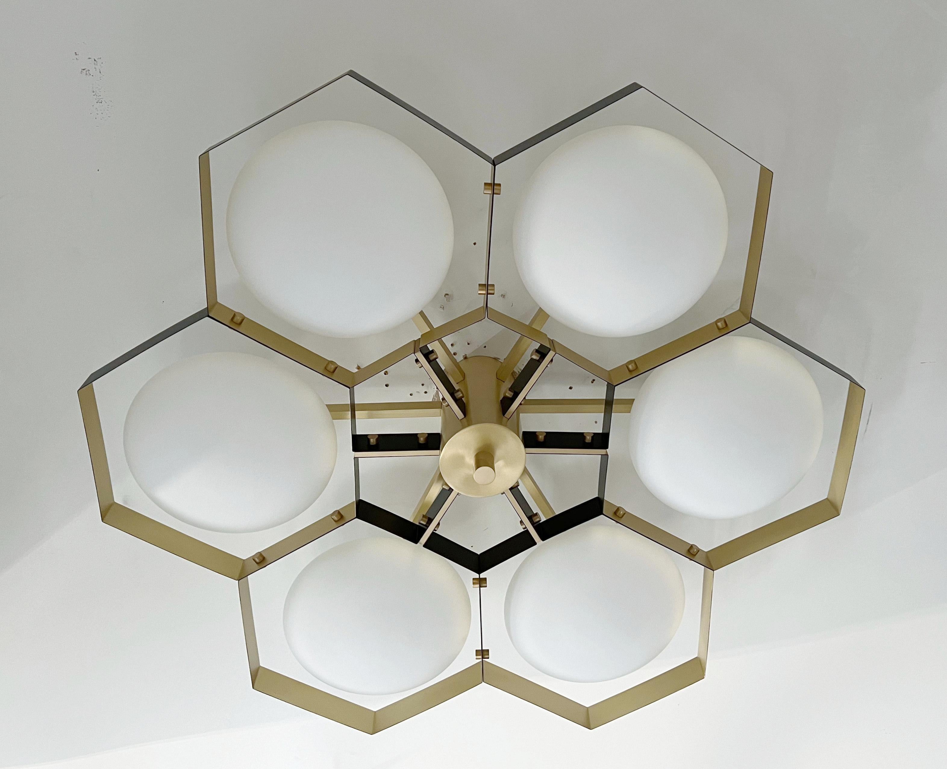 Encastré italien avec abat-jour en verre de Murano monté sur une monture en laiton massif / Fabriqué en Italie
Conçu par Fabio Ltd, inspiré par les styles Angelo Lelli et Arredoluce.
6 lampes / E12 ou E14 / max 40W chacune
Mesures : Diamètre 43