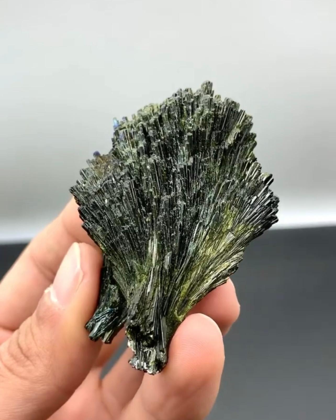 Racimo de Epidota Irredescente Bicolor con Gran Brillo Procedente de Pakistán en venta 3