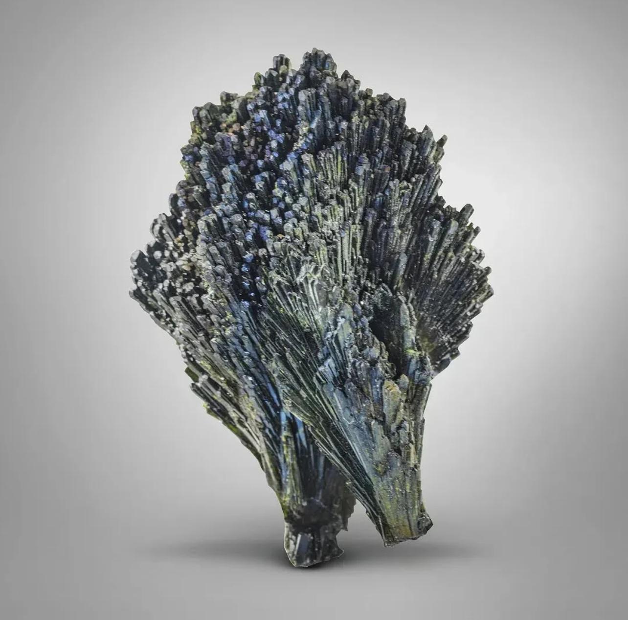Información sobre el producto:
Nombre del espécimen: Racimo de Epidota
Peso: 68 gramos
Dimensiones: Alto: 7 x Ancho: 4,7 x Fondo: 1,8 cm 
Origen: Provincia de Baluchistán, Pakistán
Tratamiento: Ninguno

Descripción:

Este impresionante racimo de