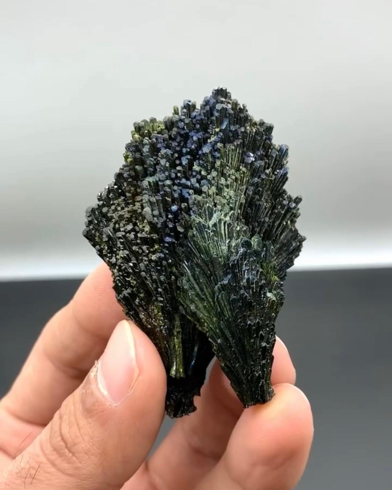 Racimo de Epidota Irredescente Bicolor con Gran Brillo Procedente de Pakistán Pakistaní en venta
