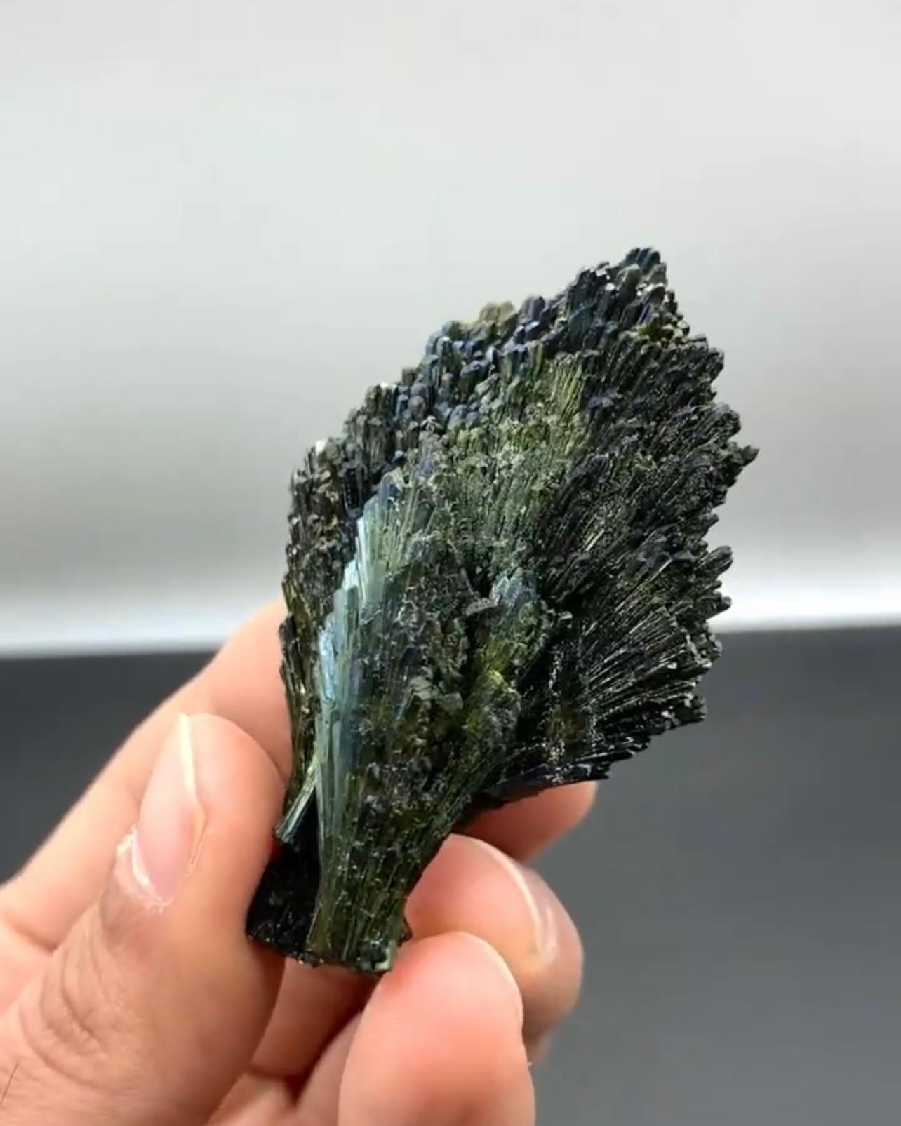 Racimo de Epidota Irredescente Bicolor con Gran Brillo Procedente de Pakistán en Bueno estado para la venta en Peshawar, PK