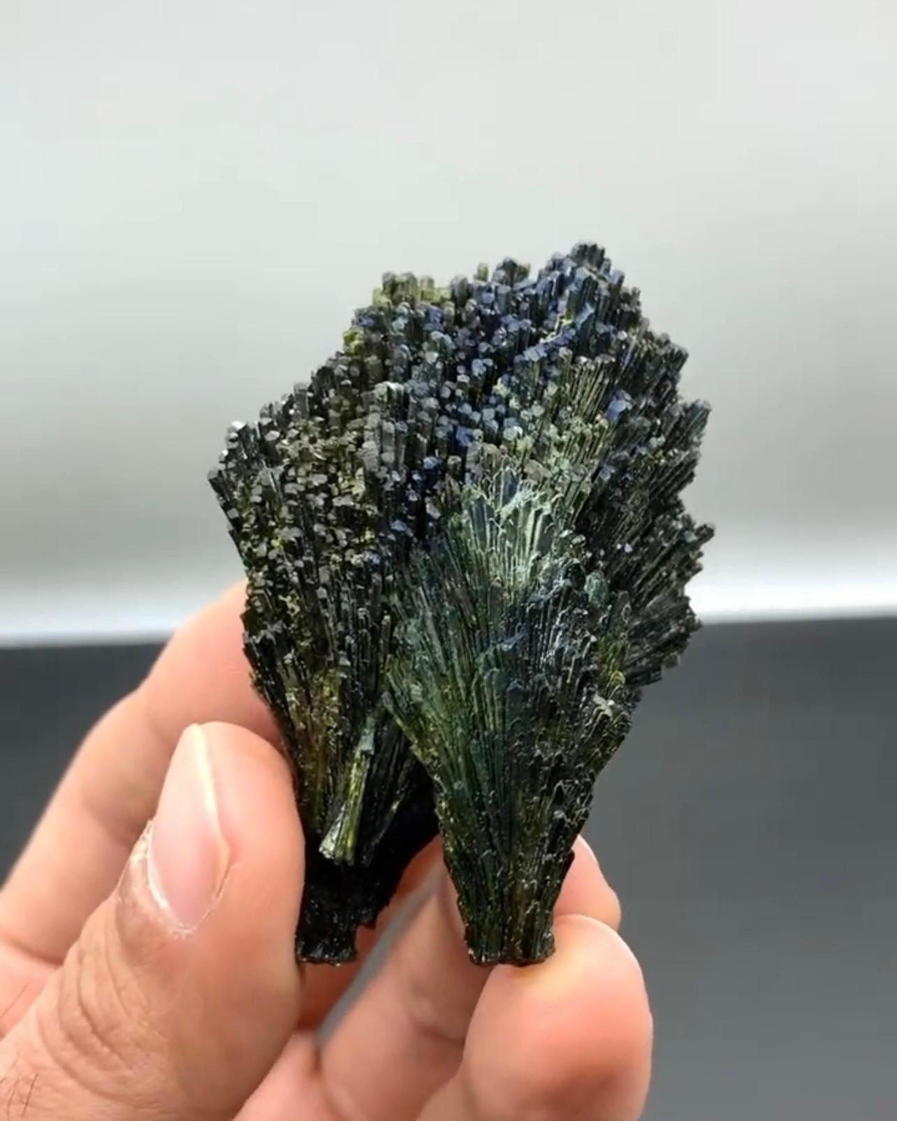 Racimo de Epidota Irredescente Bicolor con Gran Brillo Procedente de Pakistán Siglo XXI y contemporáneo en venta