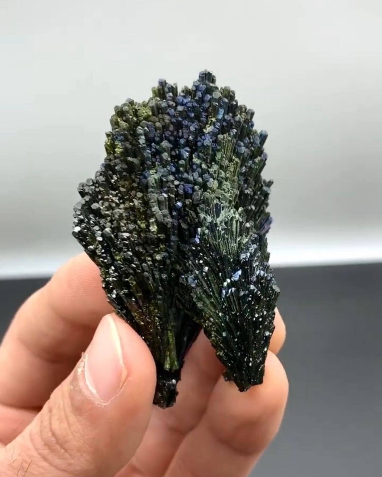 Racimo de Epidota Irredescente Bicolor con Gran Brillo Procedente de Pakistán Otro en venta