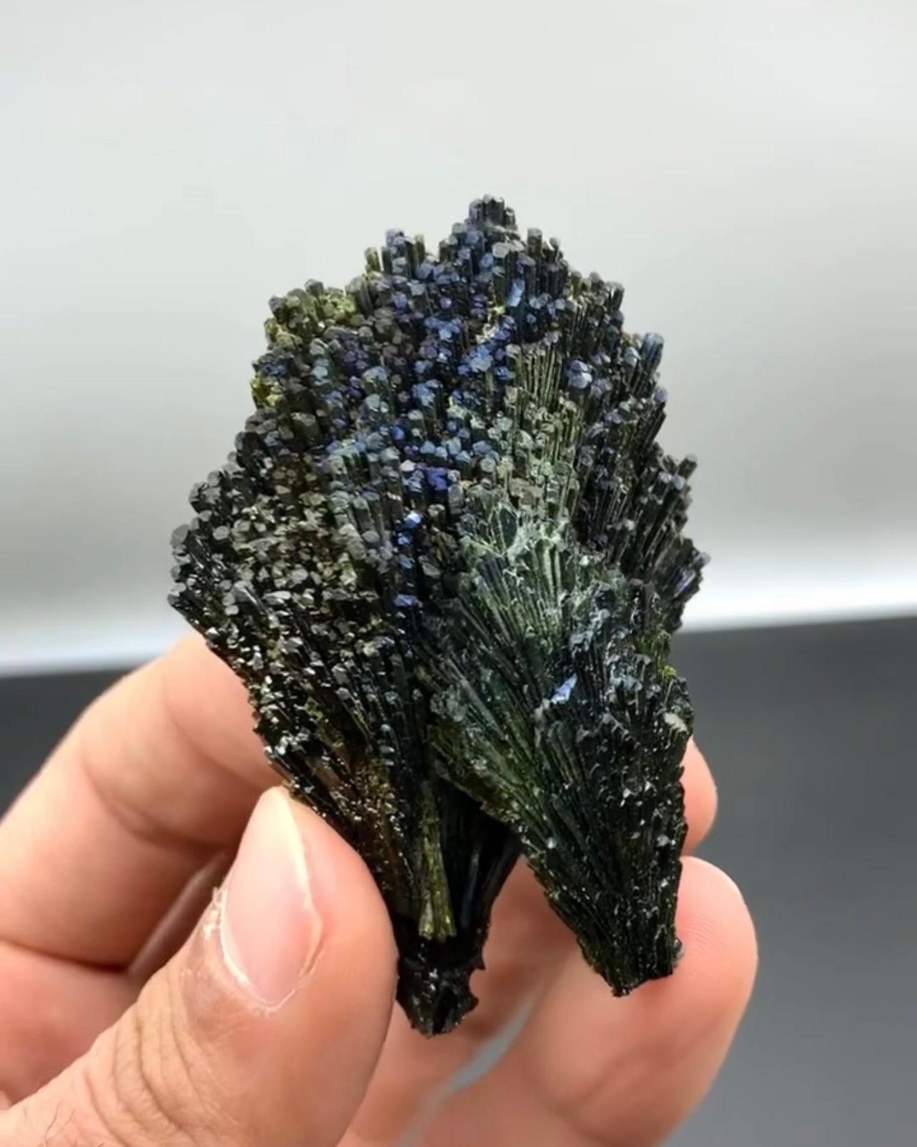 Racimo de Epidota Irredescente Bicolor con Gran Brillo Procedente de Pakistán en venta 1