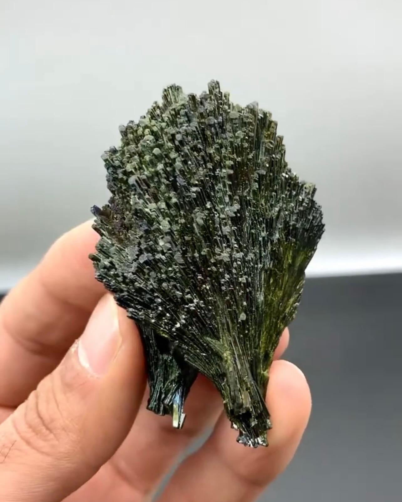 Racimo de Epidota Irredescente Bicolor con Gran Brillo Procedente de Pakistán en venta 2