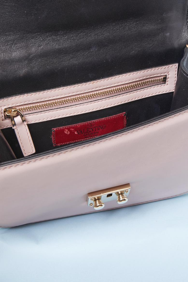 Sac en cuir bicolore avec clous noirs VALENTINO GARAVANI en vente 1