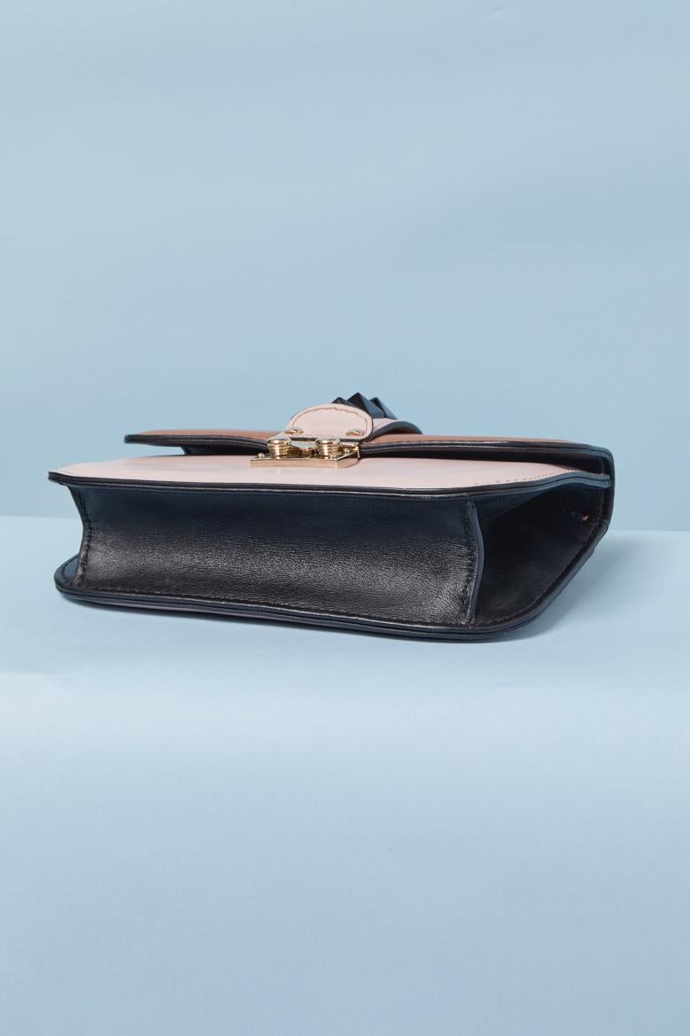 Sac en cuir bicolore avec clous noirs VALENTINO GARAVANI en vente 2