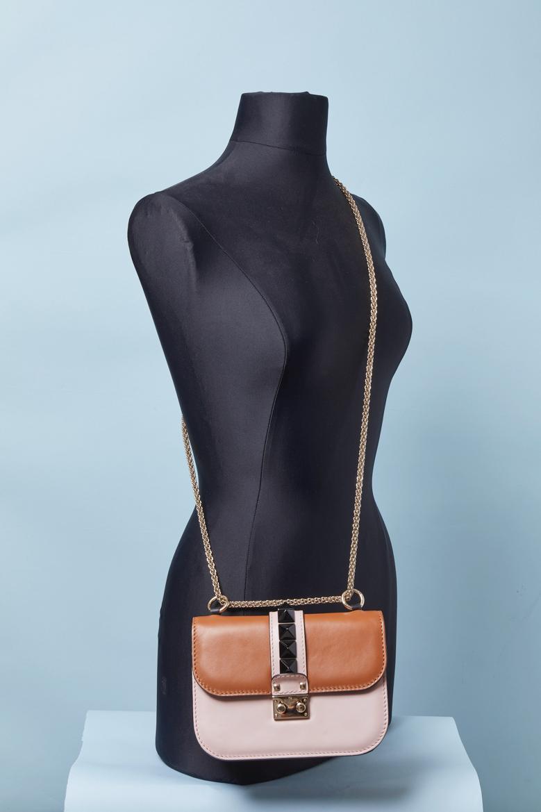 Sac en cuir bicolore avec clous noirs VALENTINO GARAVANI en vente 3