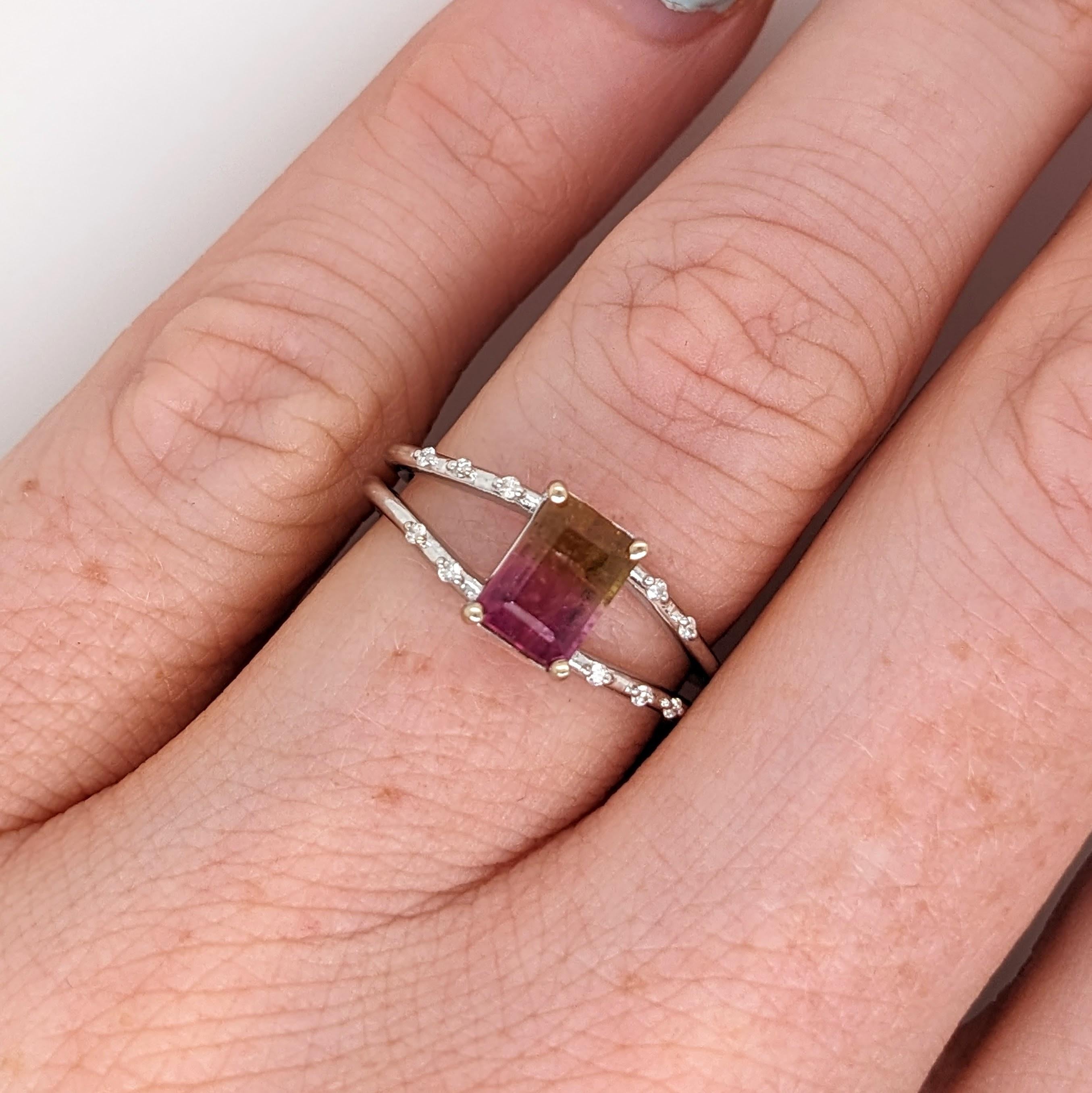 Dieser wunderschöne Ring besteht aus einem 1,08 Karat schweren zweifarbigen Turmalin mit Smaragdschliff und natürlichen Diamanten aus dem Bergbau, die alle in massivem 14-karätigem Gold gefasst sind. Dieser Ring kann ein schönes Geschenk für Ihre