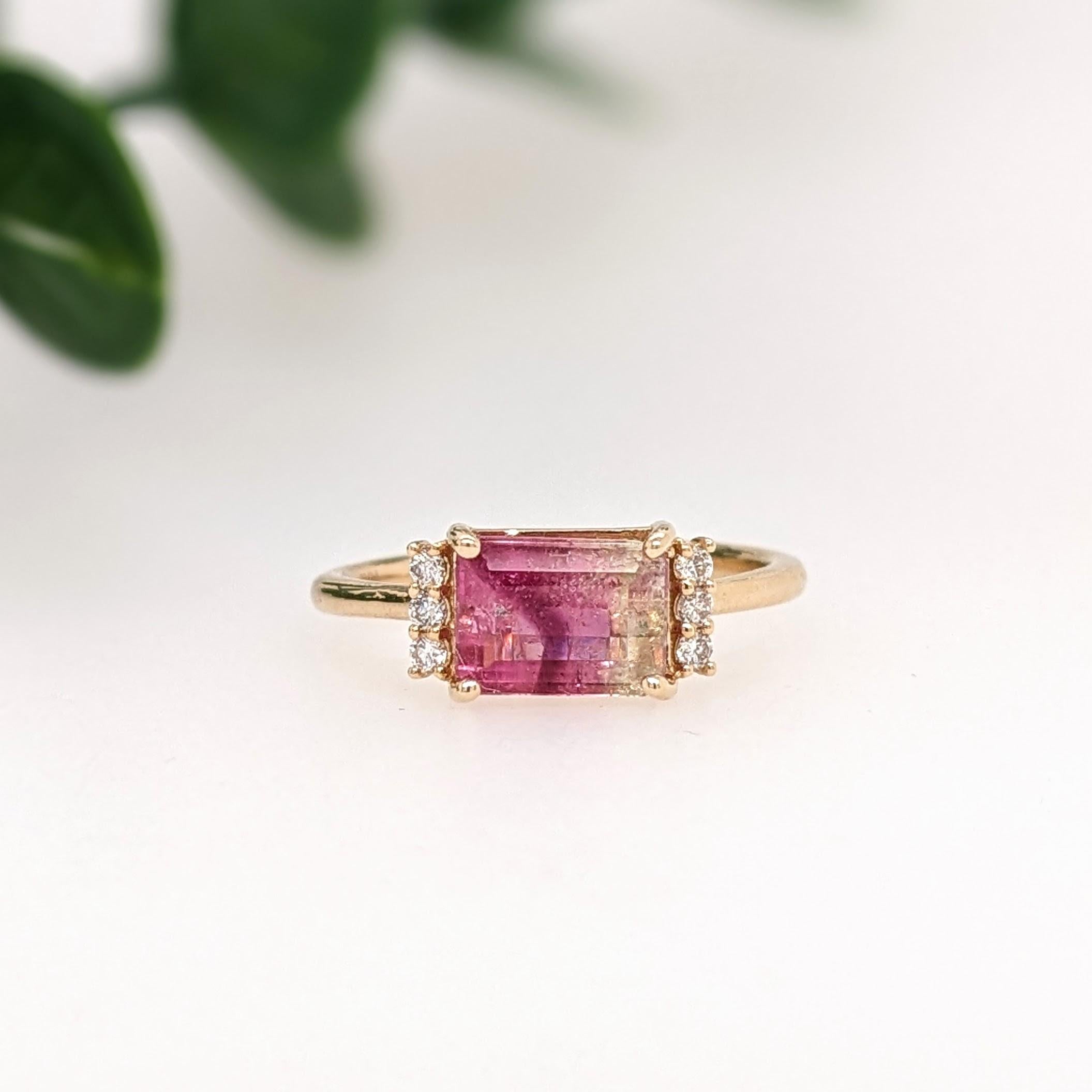 Dieser Ring zeigt einen schönen rosa und weißen zweifarbigen Turmalin in einer klassischen NNJ Designs Ringfassung mit funkelnden natürlichen Diamanten, die alle in 14k Gelbgold gefasst sind. Ein wunderschöner moderner Look, der eine perfekte