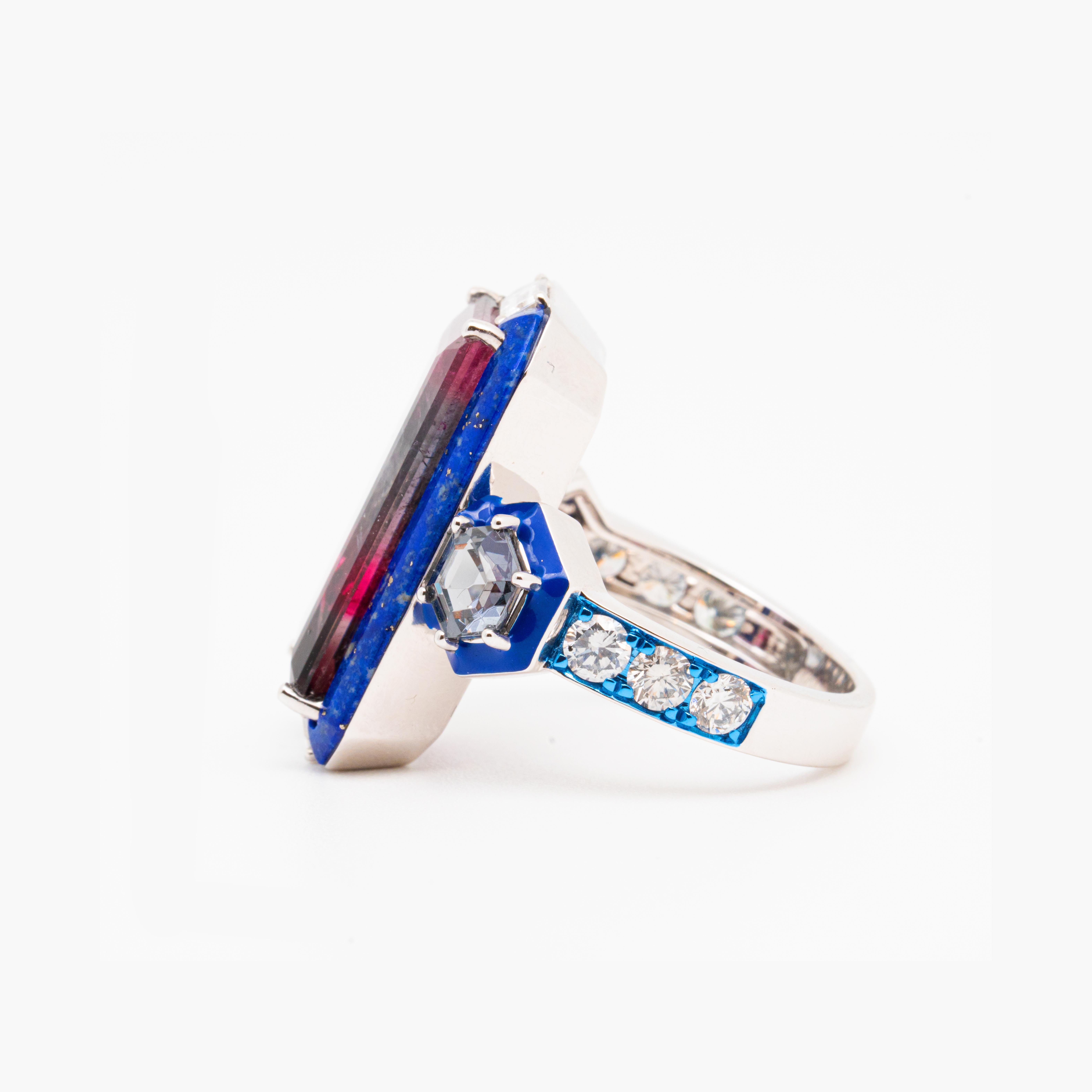 Ring mit zweifarbigem Turmalin, Spinell, Lapislazuli und Diamant,  18K Gold, Austy Lee (Moderne) im Angebot