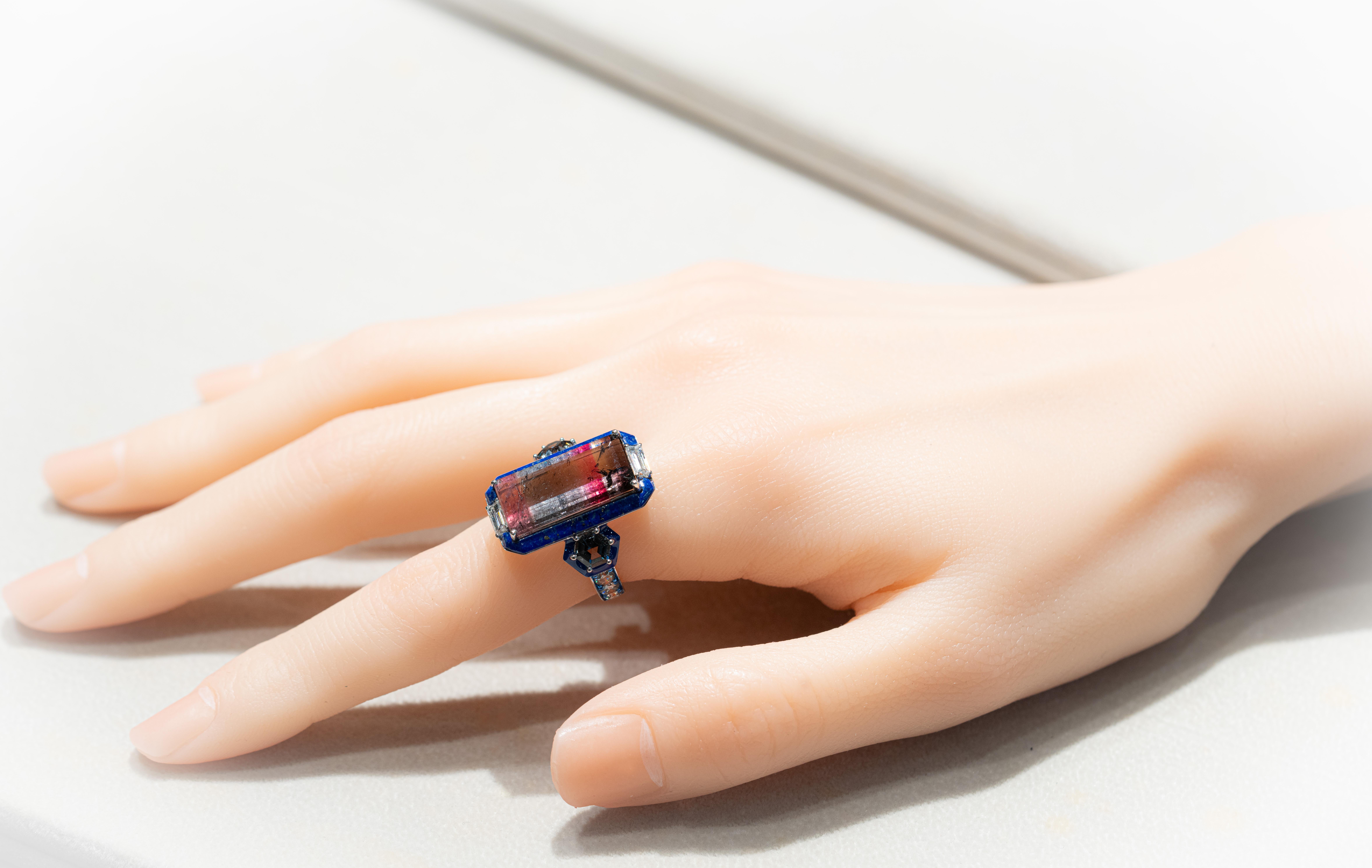 Ring mit zweifarbigem Turmalin, Spinell, Lapislazuli und Diamant,  18K Gold, Austy Lee für Damen oder Herren im Angebot