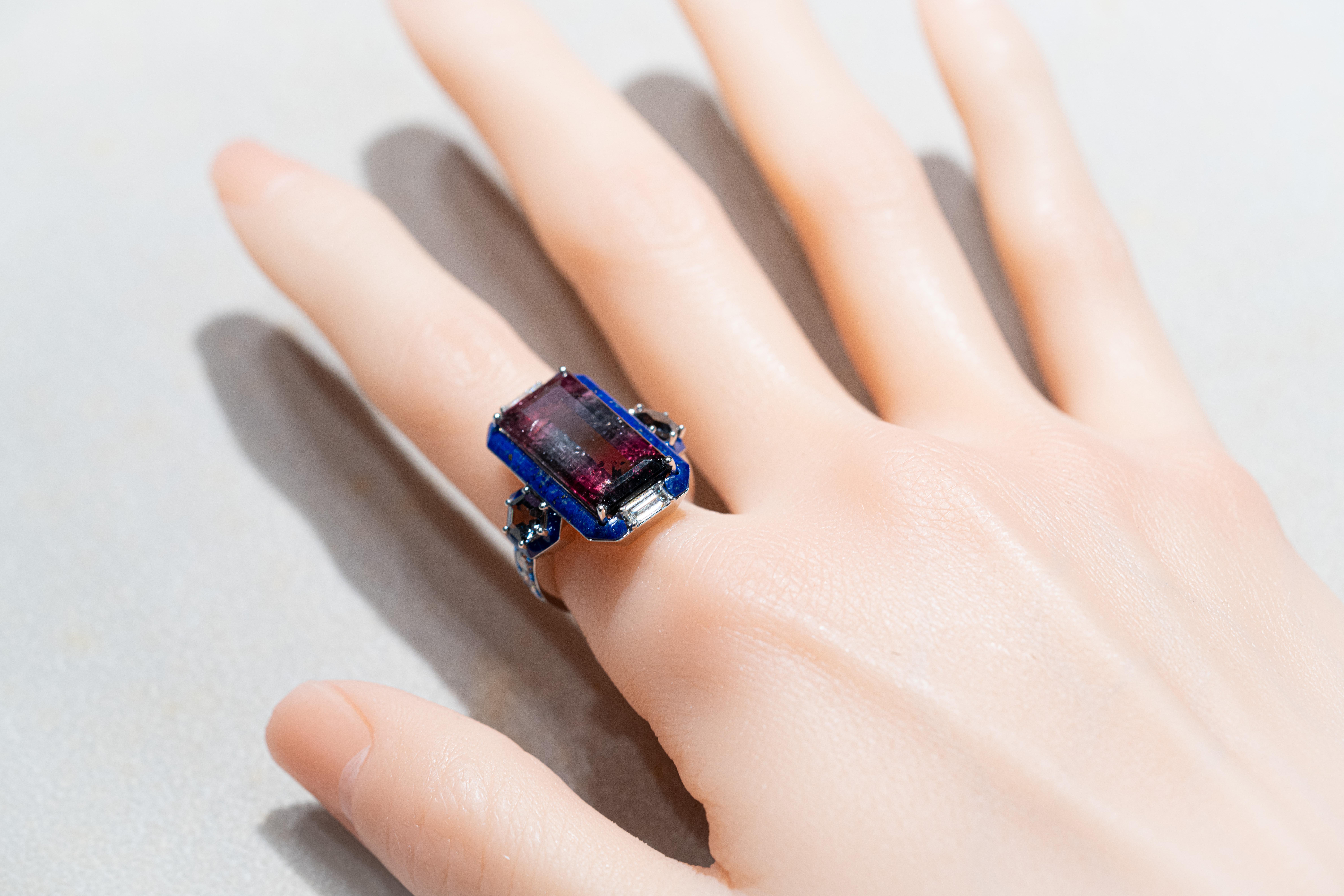 Ring mit zweifarbigem Turmalin, Spinell, Lapislazuli und Diamant,  18K Gold, Austy Lee im Angebot 1