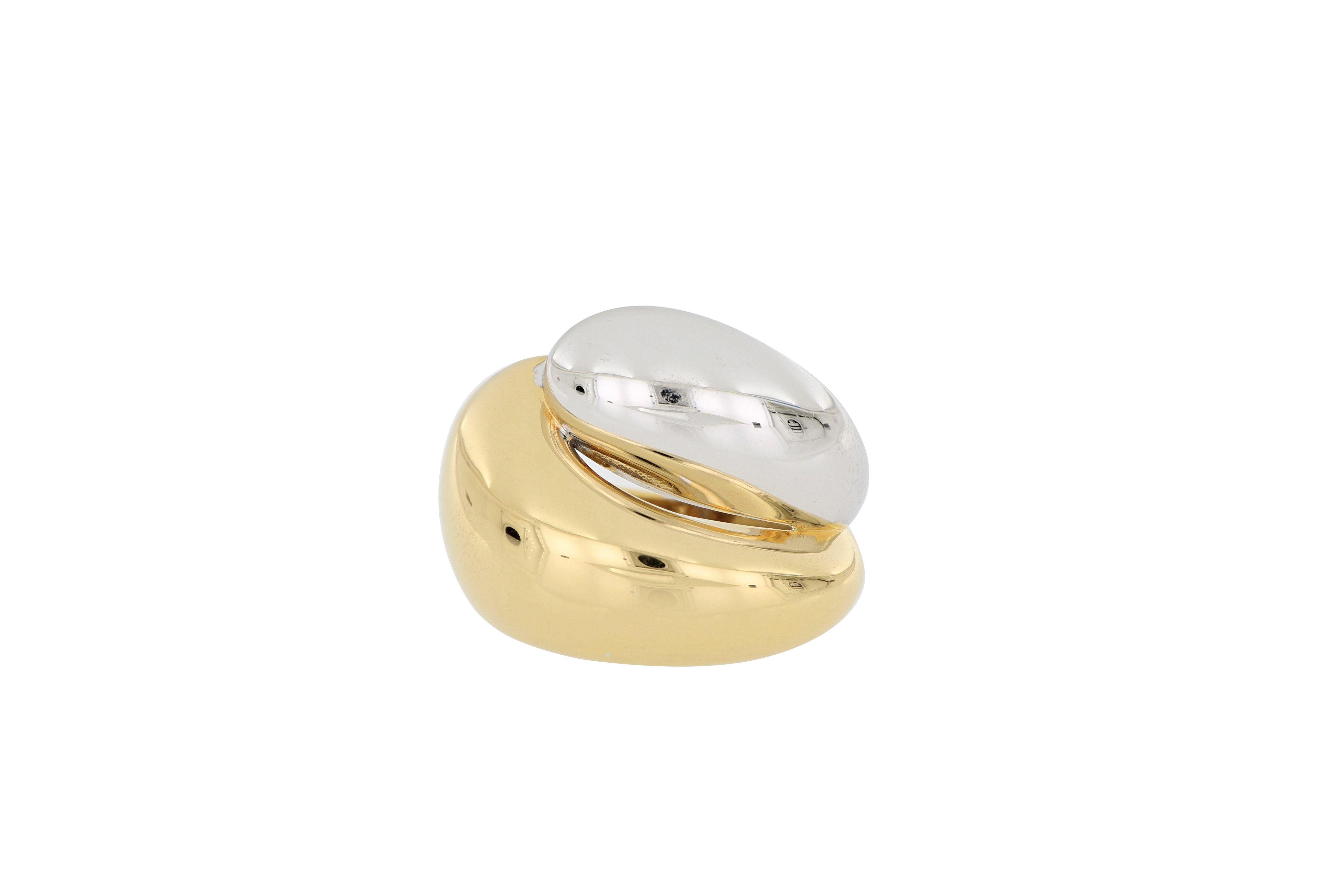 Ein stilvoller zweifarbiger italienischer Ring aus 18 Karat Gelb- und Gelbgold. 
Ein sehr schöner Ring mit einfachem und elegantem Design, der zu jedem Anlass getragen werden kann.
O'Che 1867 wurde vor anderthalb Jahrhunderten in Macau gegründet.