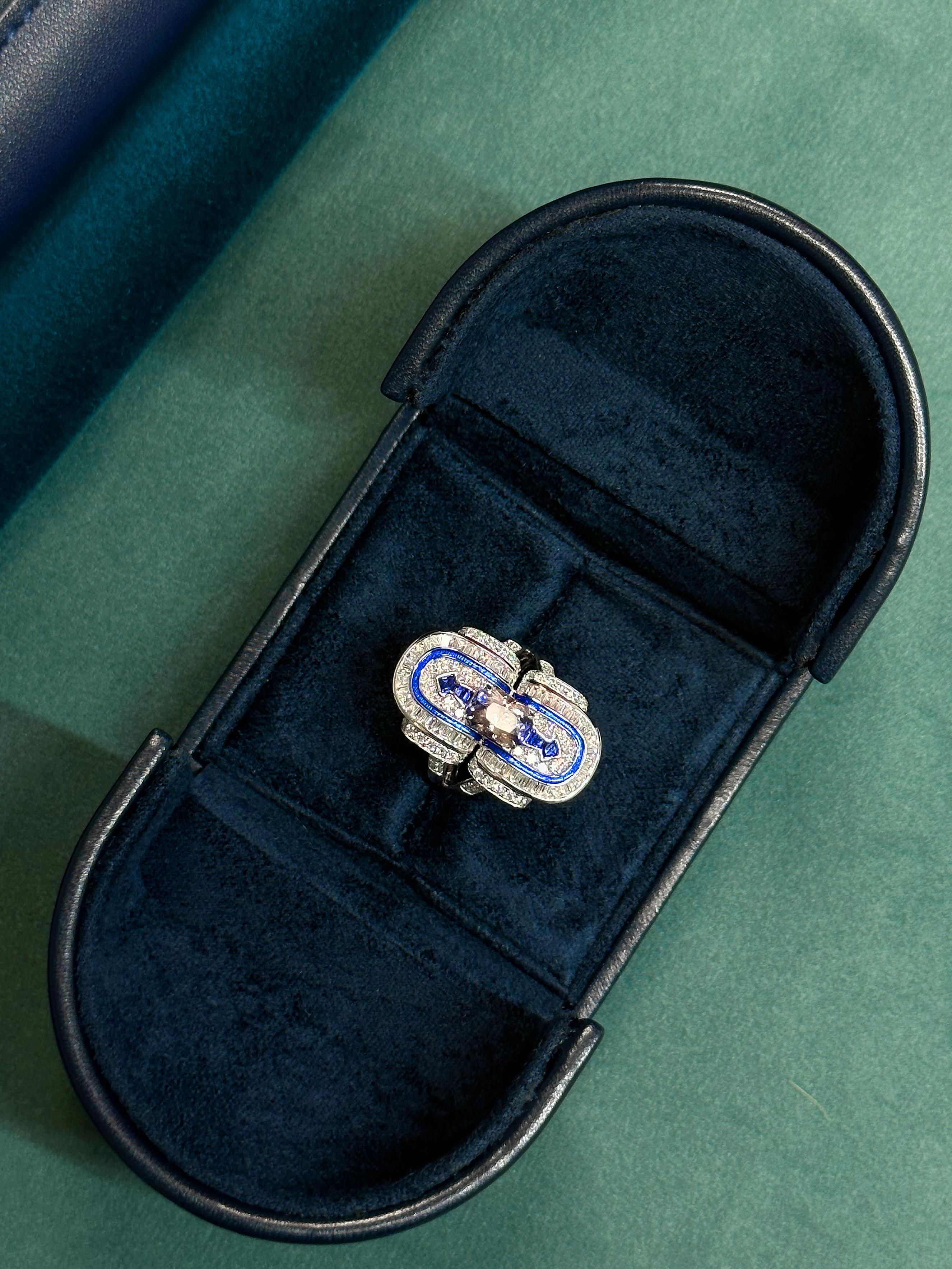 Auf Bestellung ab $5.000! Wählen Sie Ihren Edelstein, um Ihren Ring individuell zu gestalten 

Das schicke geometrische Design glänzt mit leuchtenden Diamanten und wird von satten blauen Linien aus sorgfältig geschliffenen Saphiren und blauer