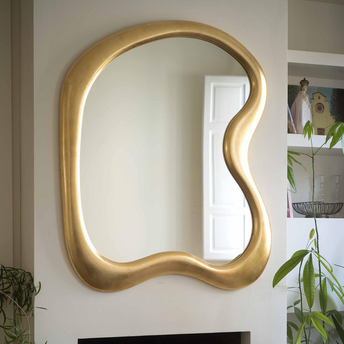 Ce superbe miroir Bi Gold apportera une touche contemporaine à tout environnement moderne. Ce magnifique accessoire mural mesure 112 x 94 cm et présente un cadre en MDF aux belles courbes douces, avec une superbe finition à la feuille d'or appliquée