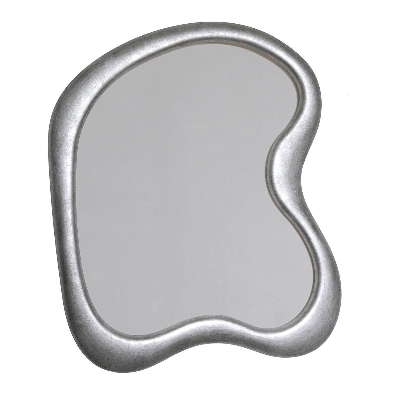 Des lignes fluides et intrigantes définissent les profils de ce miroir mural exclusif, un superbe ajout aux décors contemporains raffinés. Séduisant par ses contours irréguliers en forme de taches, le cadre en MDF arbore une finition argentée