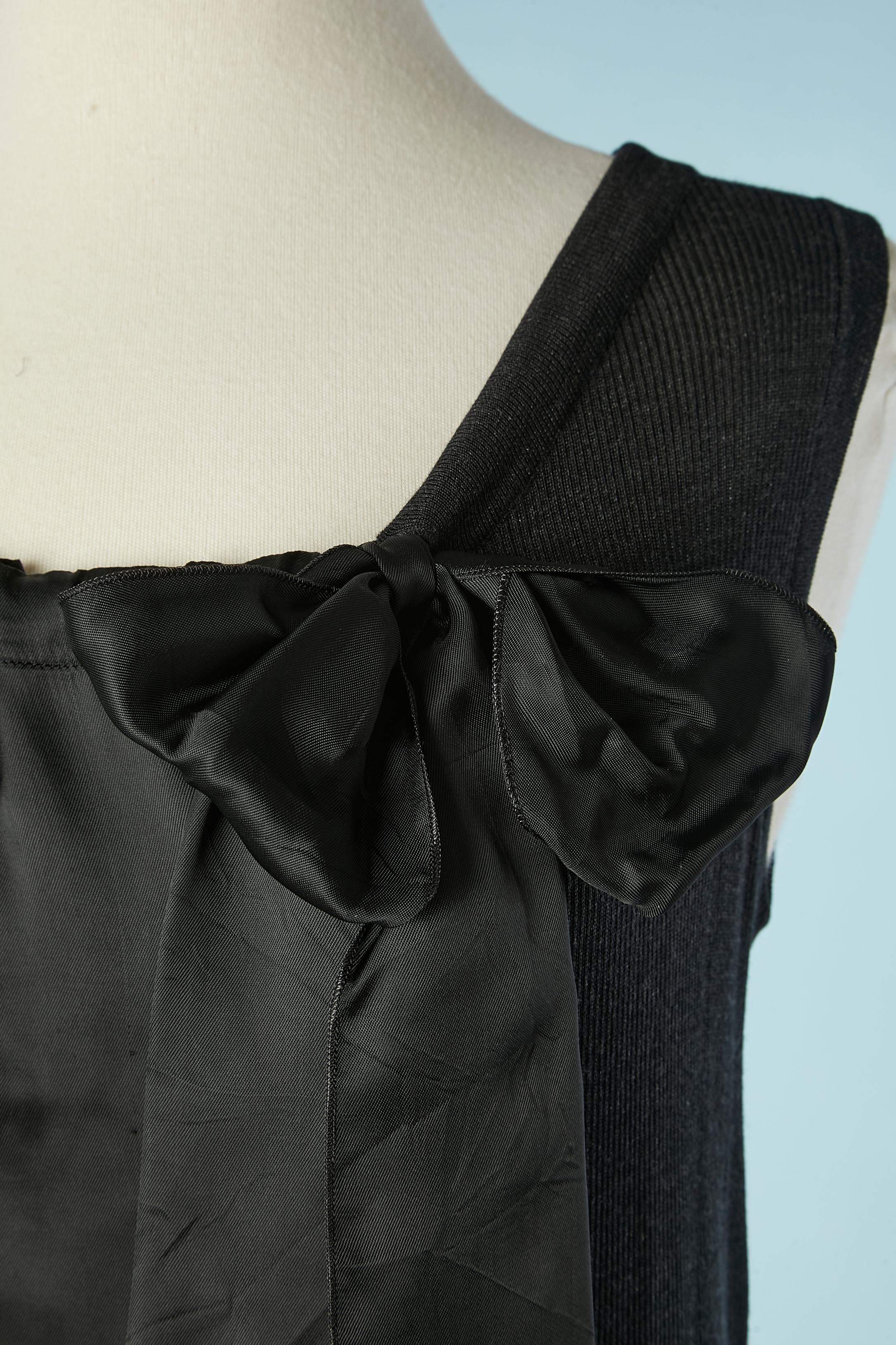 Bi-material black cocktail dress  with bow. Jersey composition: 100% silk. Inserts & trimmings: 100% rayon.
SIZE 42 (It) 38 (Fr) M 