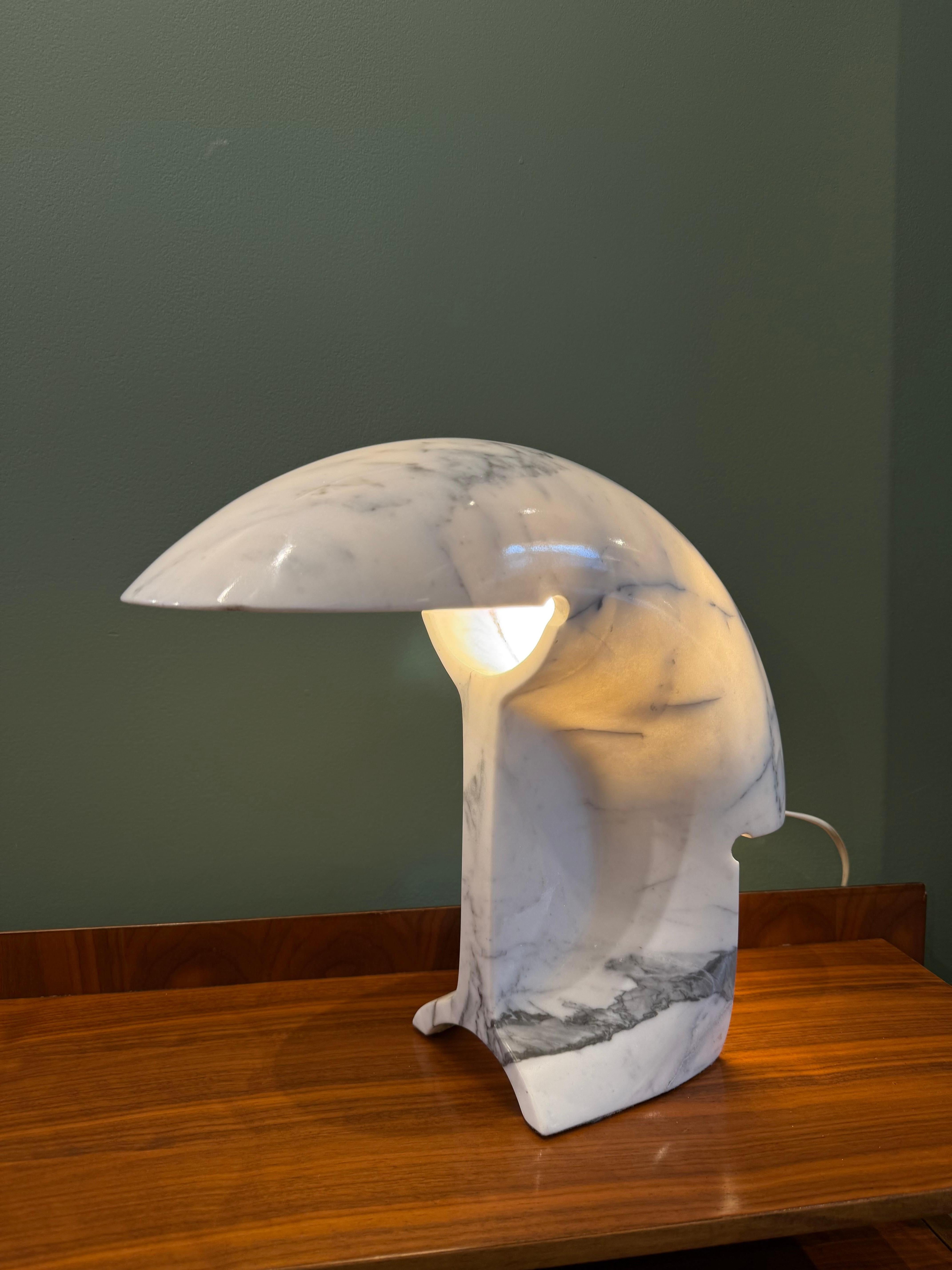La lampe de table Biagio, conçue par Tobia Scarpa pour Flos en 1968, est un exemple emblématique de l'éclairage de table italien du milieu du siècle dernier. La piace est taillée dans un seul bloc de marbre blanc de Carrare. Sa merveilleuse forme