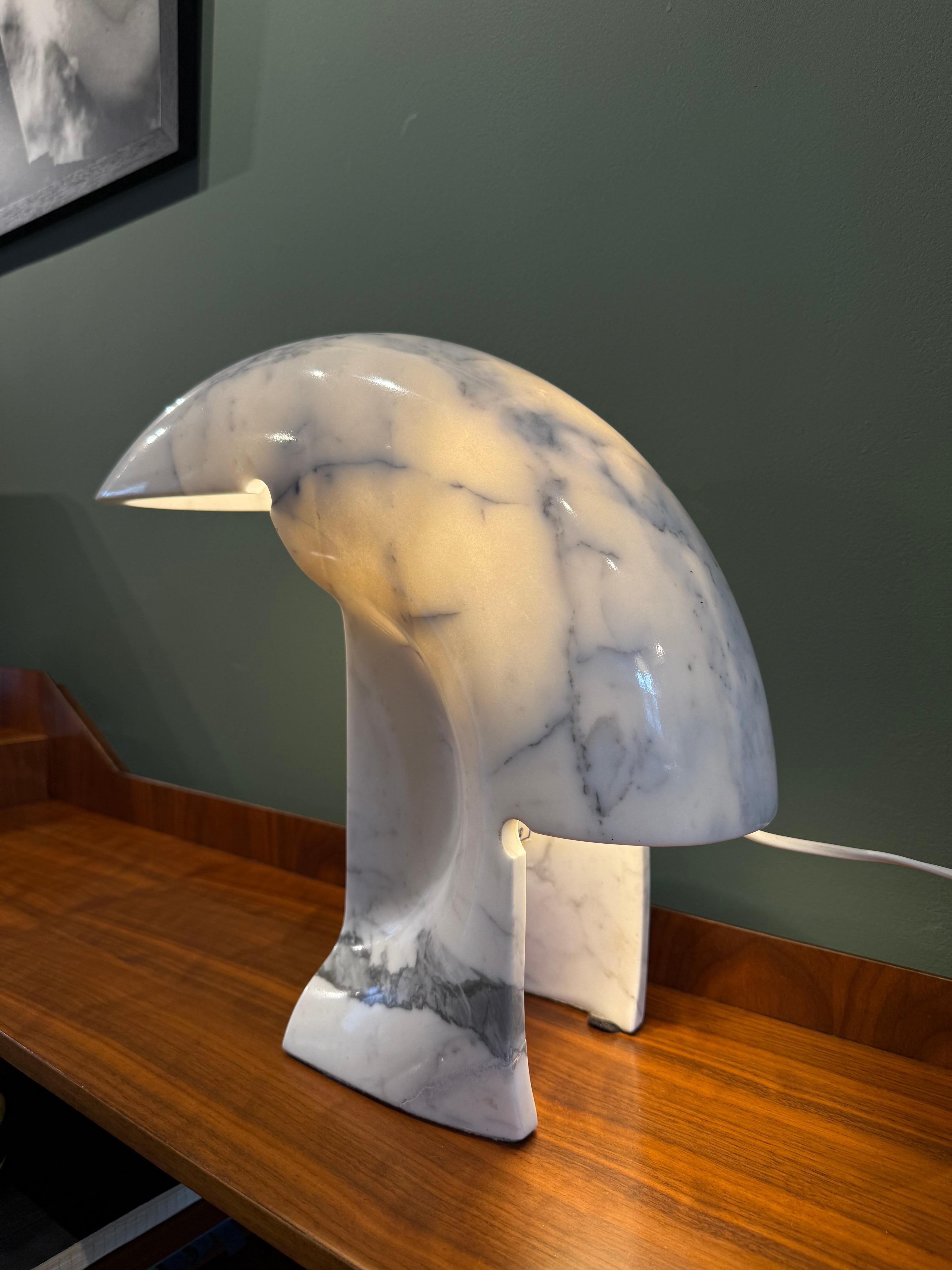 Lampe de table Biagio par Tobia Scarpa pour Flos, Italie (1968) - Marbre de Carrara sculpté Bon état - En vente à Milano, IT