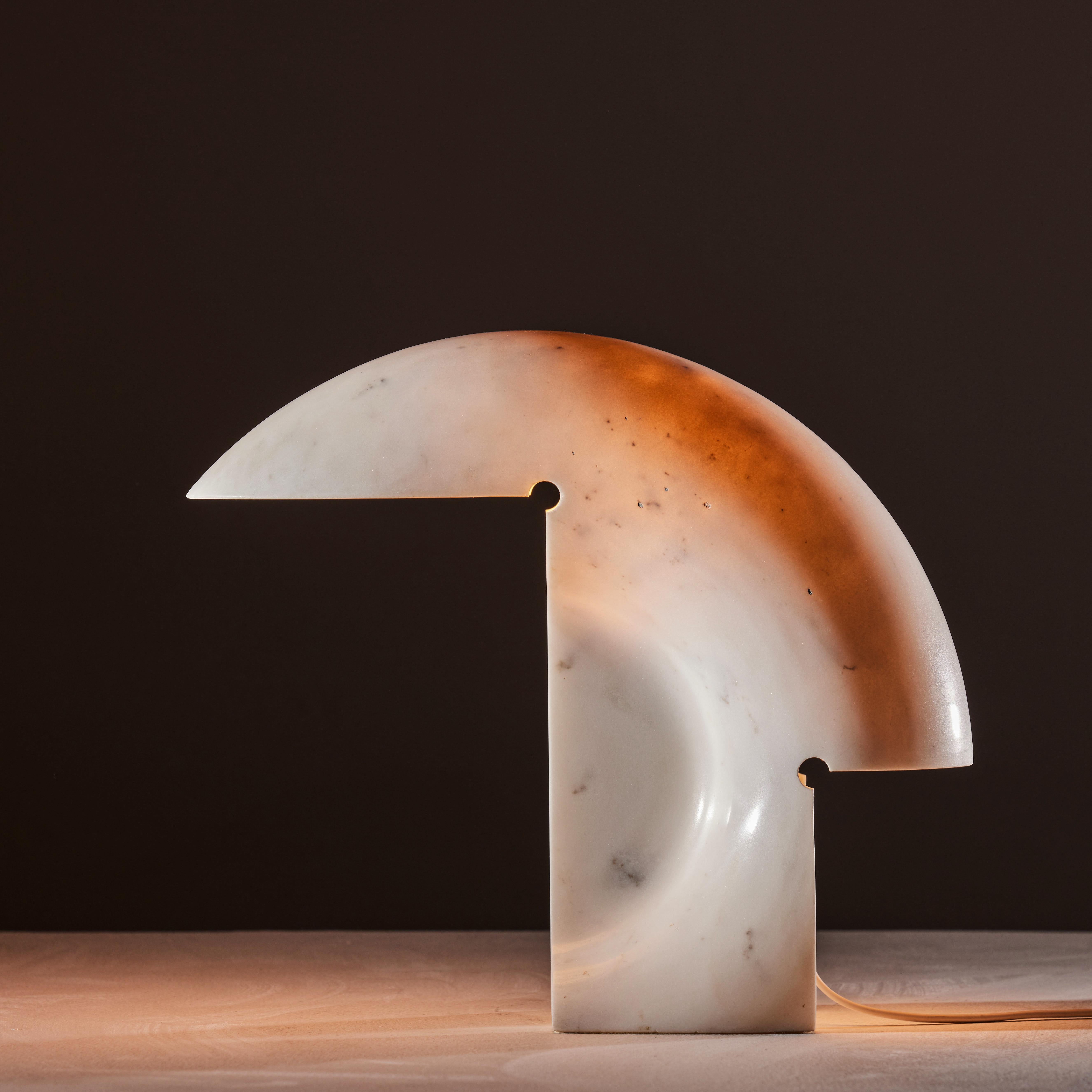 Lampe de table Biagio de Tobia Scarpa. Créé et fabriqué en Italie, 1968. Sculpté dans une seule pièce de marbre de Carrare. Cordon original de l'UE. Nous recommandons une ampoule E27 100w maximum. Ampoule non incluse.