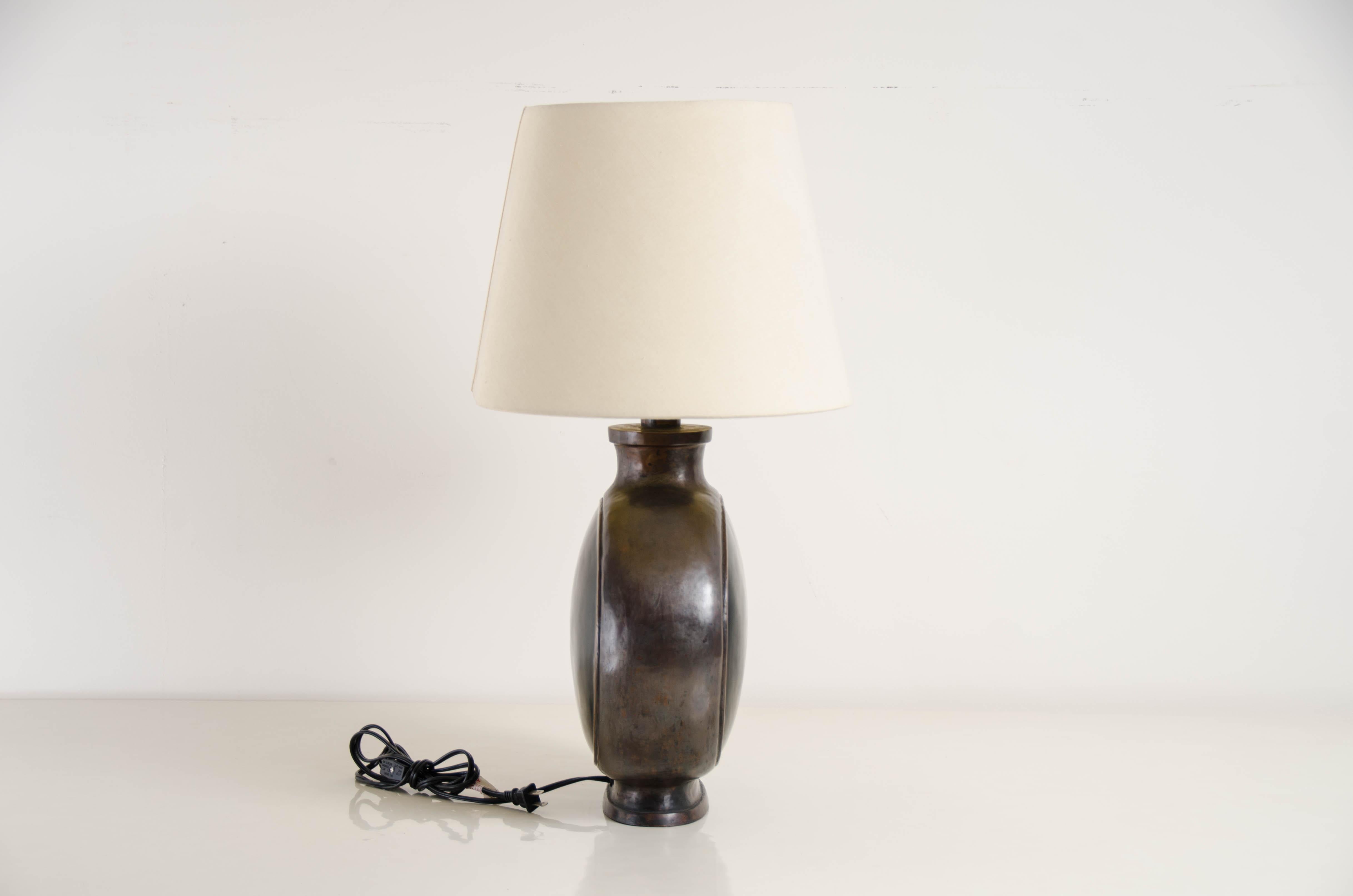 Bian Hu Table Lamp, Black Lacquer and Copper by Robert Kuo, Hand Repoussé In New Condition For Sale In Los Angeles, CA
