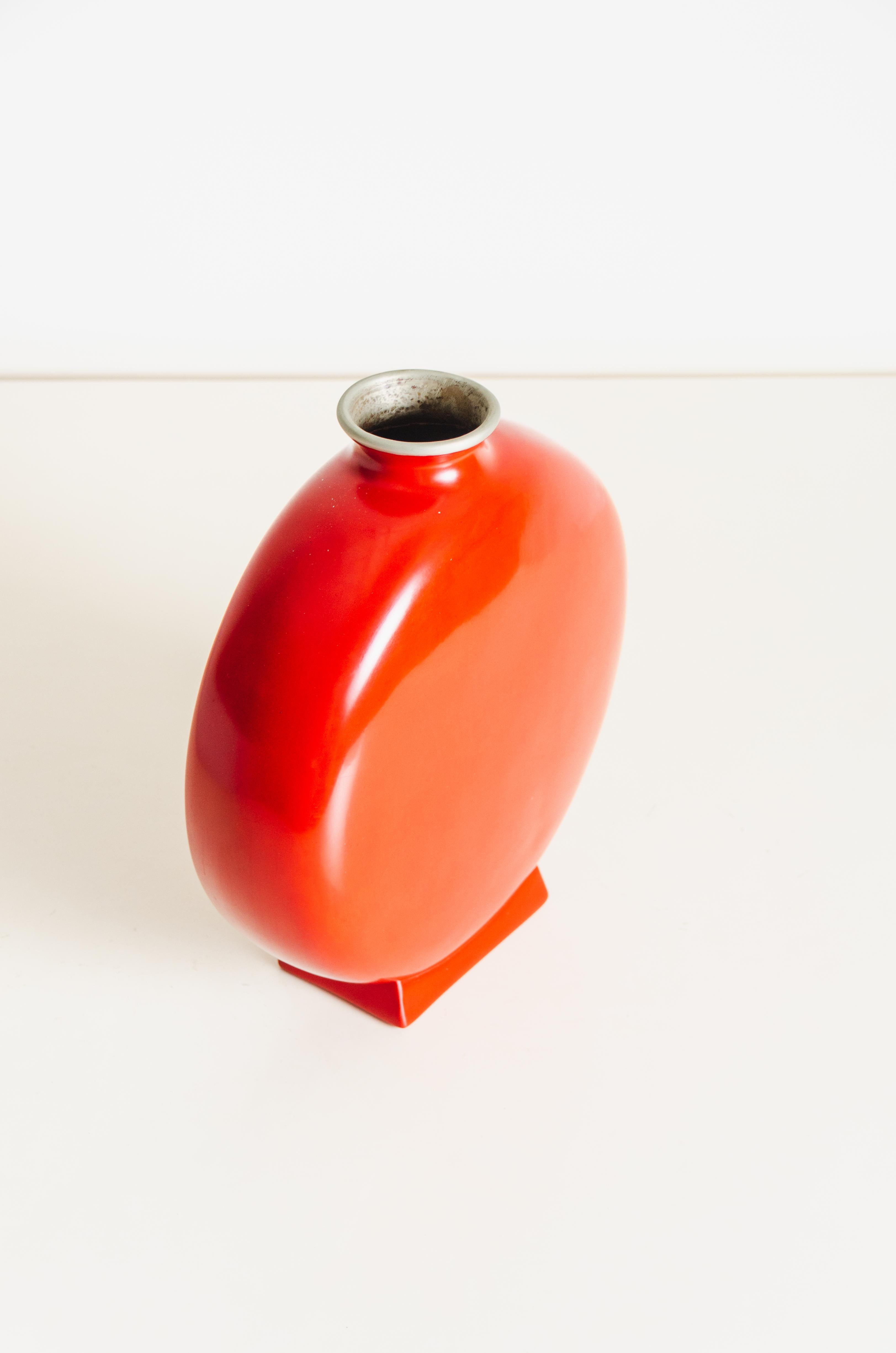 Repoussé Vase Bian, laque rouge de Robert Kuo, repoussé à la main, édition limitée en vente
