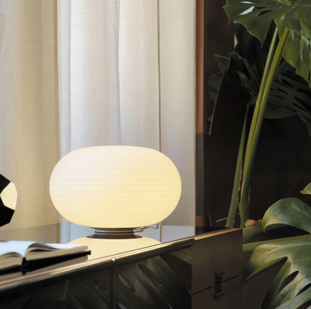 Bianca è una famiglia di apparecchi di illuminazione la cui decorazione sulla superficie del diffusore è caratterizzata da una serie ordinata di scanalature delicate e poco profonde incise nel vetro bianco, che producono un effetto simile a piccole