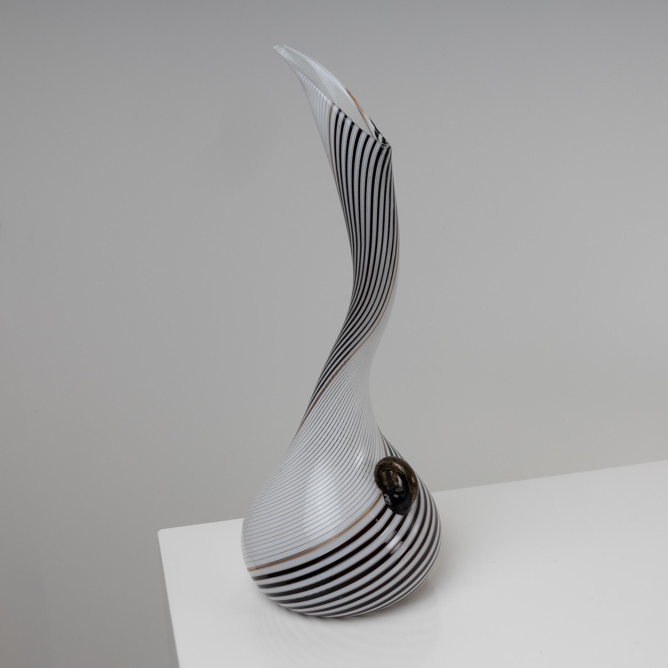 “Mezza filigrana” bianco nero swan neck tall vase by Dino Martens In Good Condition In Brussels, BE