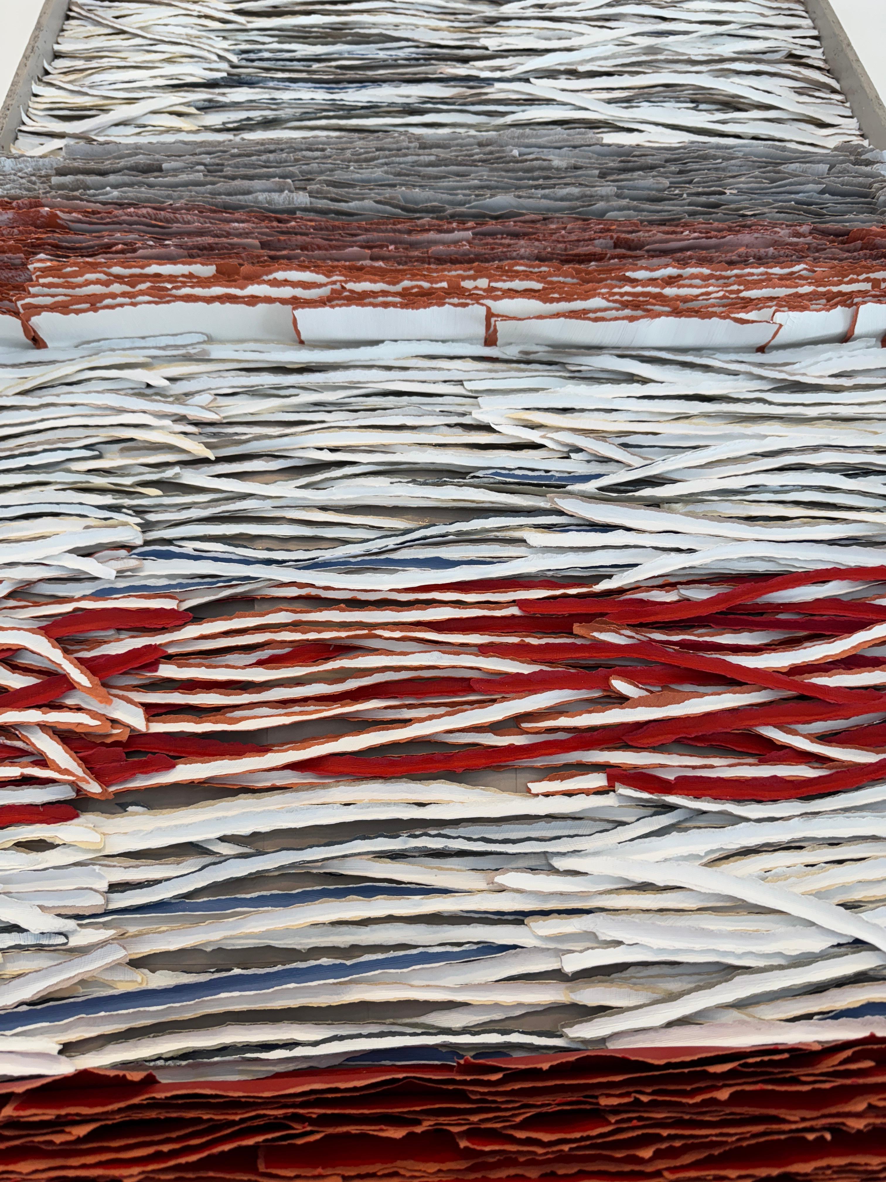 Dreidimensionales Papierkunstwerk, Rote und graue Wellen, zerrissenes Papier, 2024 im Angebot 10