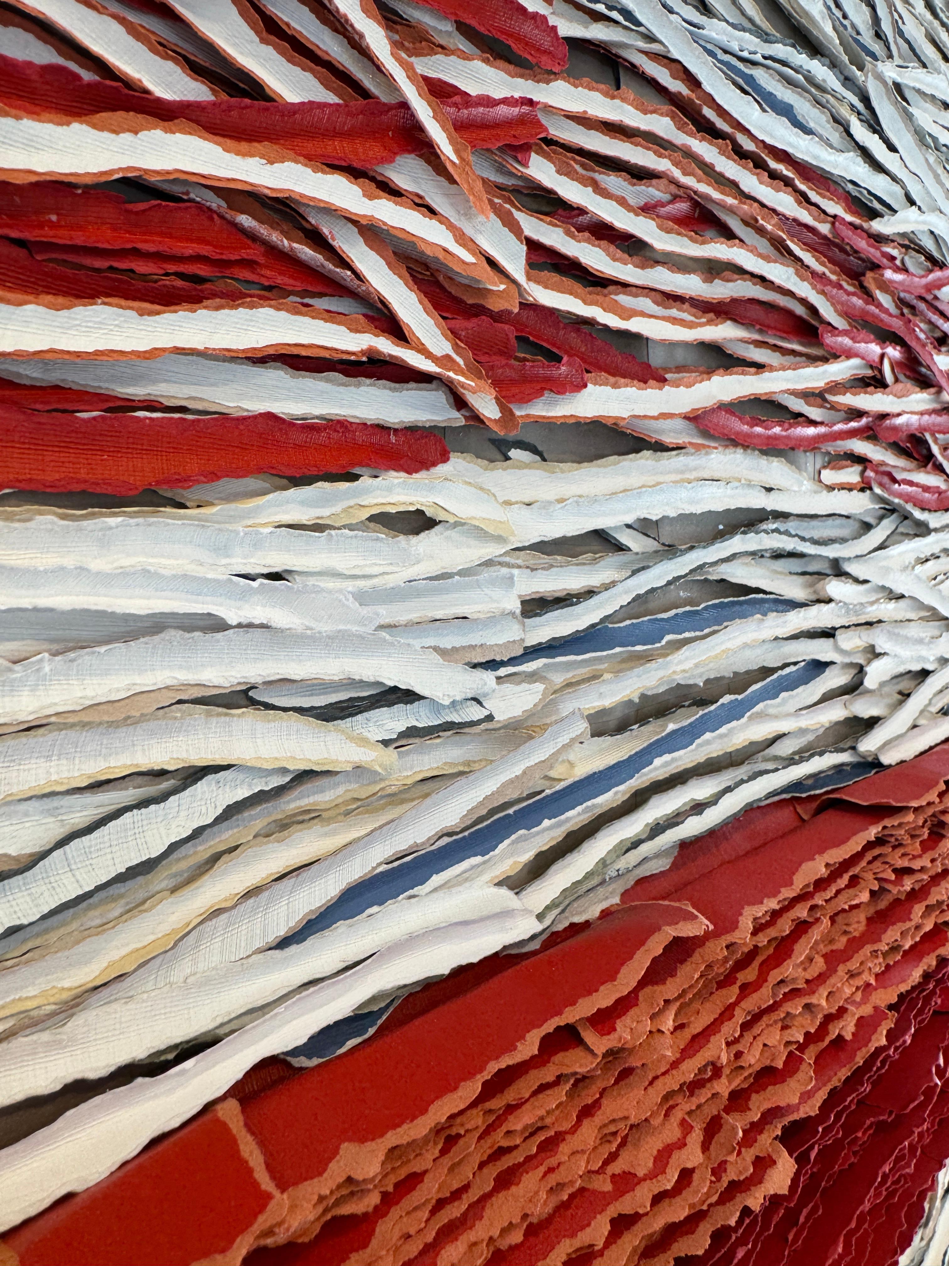 Dreidimensionales Papierkunstwerk, Rote und graue Wellen, zerrissenes Papier, 2024 im Angebot 11