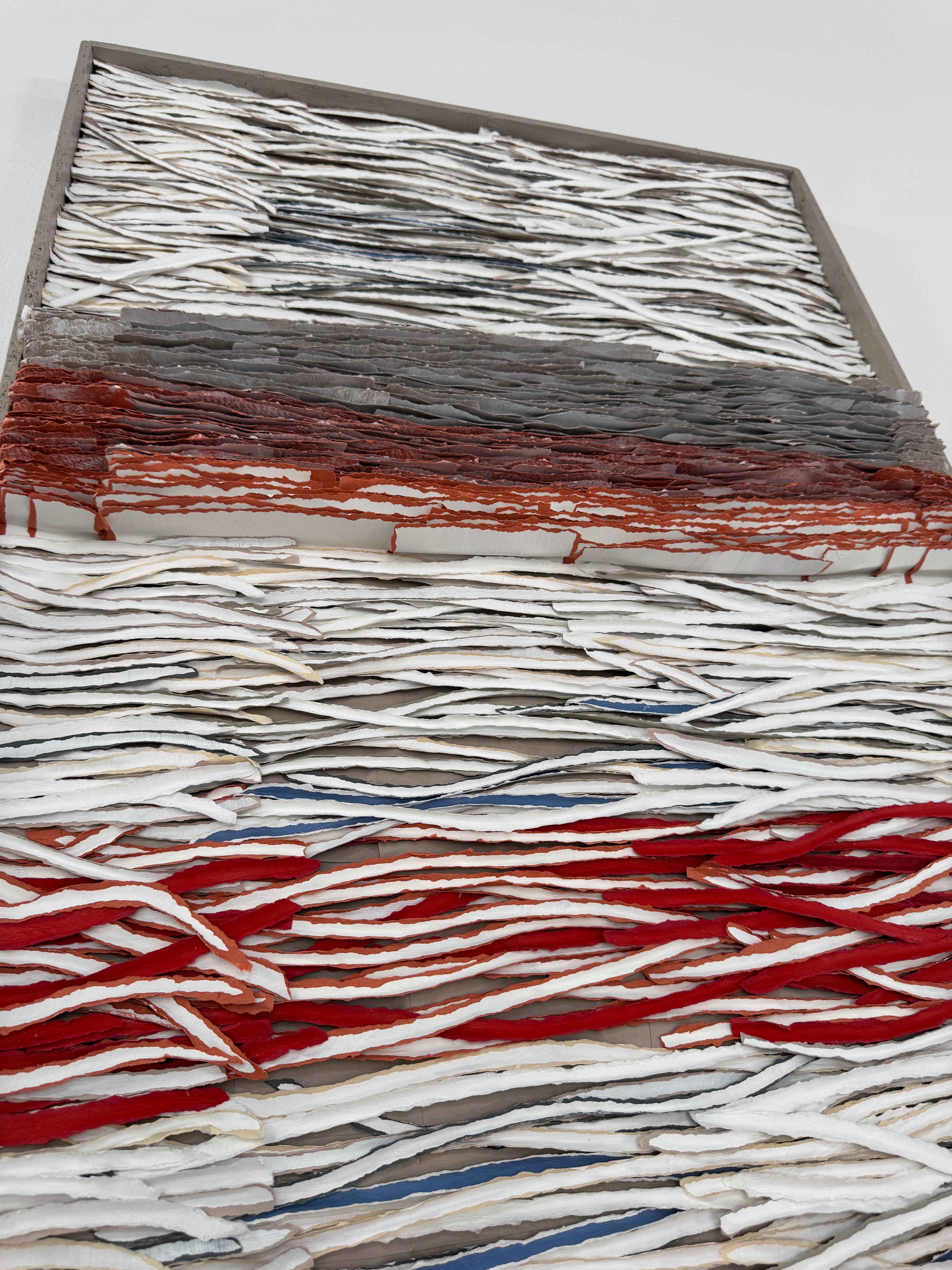 Dreidimensionales Papierkunstwerk, Rote und graue Wellen, zerrissenes Papier, 2024 im Angebot 5