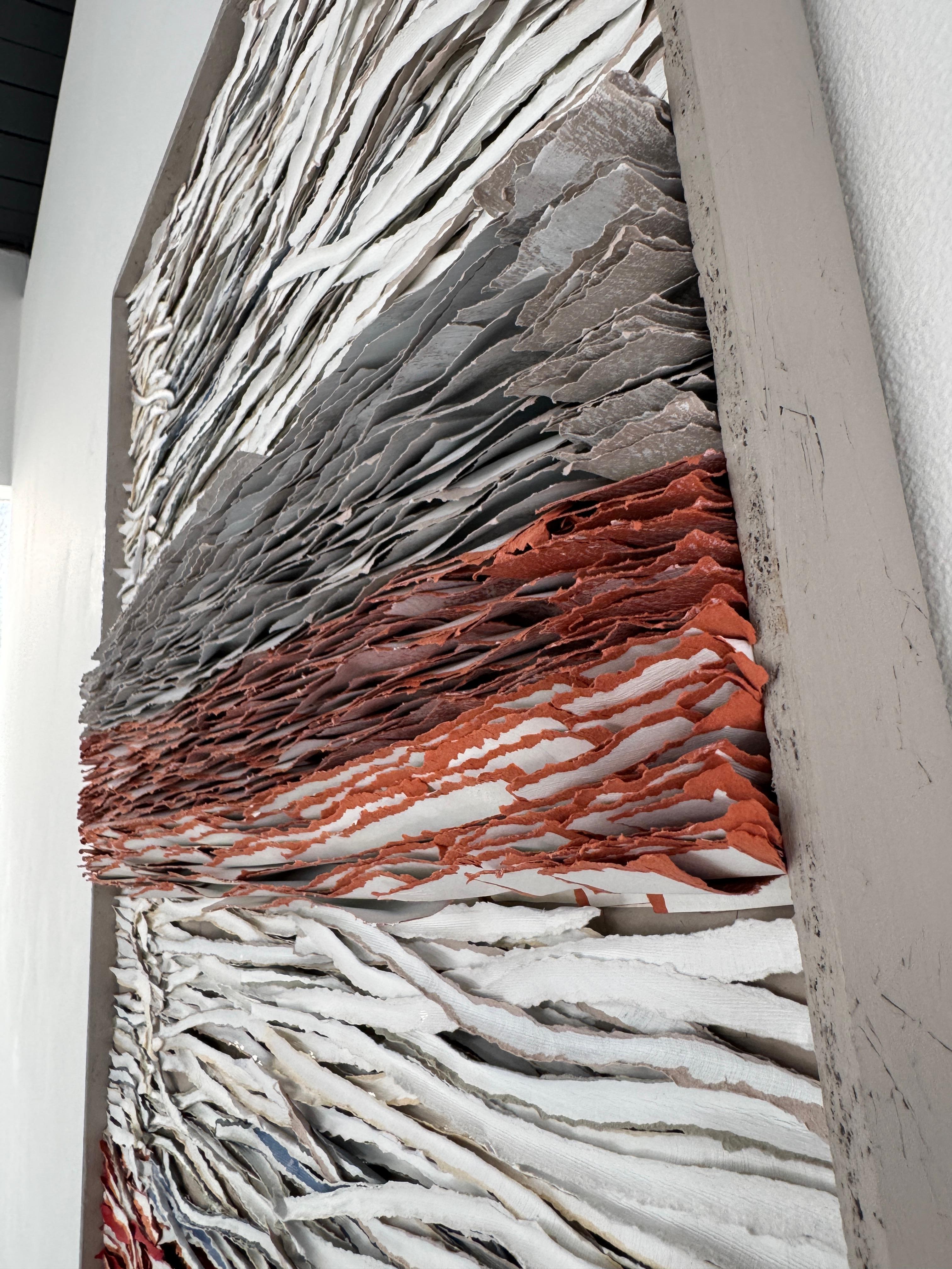 Dreidimensionales Papierkunstwerk, Rote und graue Wellen, zerrissenes Papier, 2024 im Angebot 6
